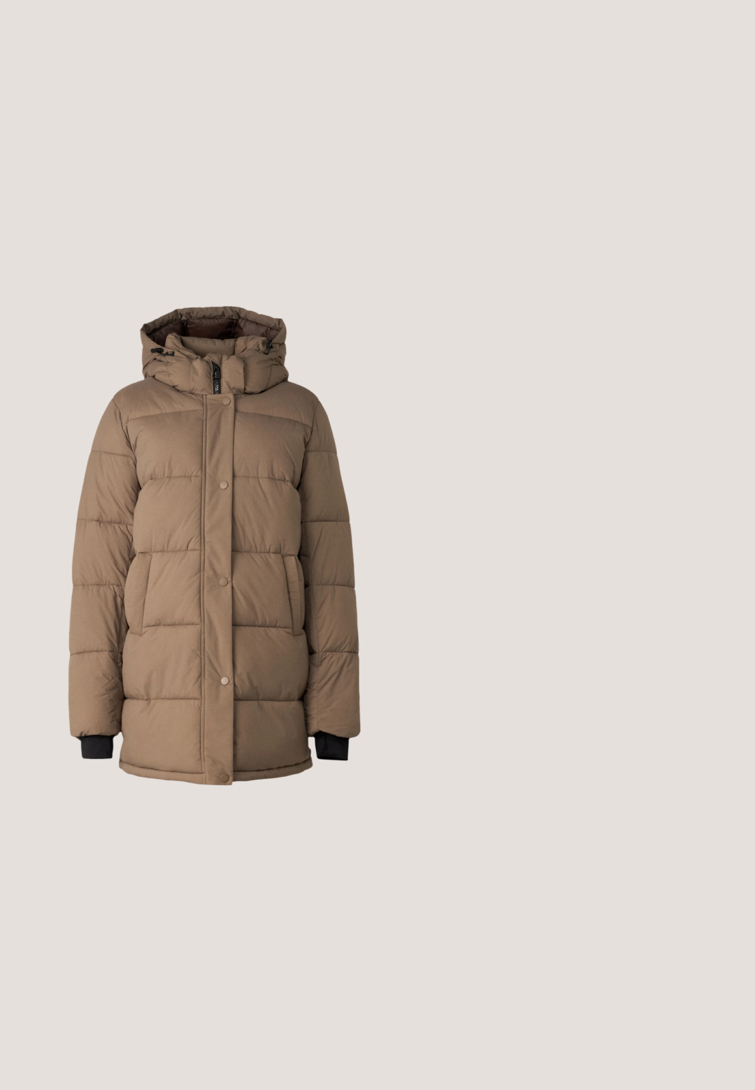 Manteau matelassé marron avec une capuche, présentant un zip frontal et des boutons-pression, des poches latérales et des poignets accentués en noir. Texture douce et design matelassé.; Haut à col roulé à manches longues de couleur crème, fabriqué en tissu lisse et extensible ; design ajusté avec un col haut et sans motifs ni accents visibles.; Pantalons en velours côtelé beige à taille élastique, présentant une texture cannelée et une coupe décontractée. Aucun poche visible ni détail en métal.; Steve Madden GENNA - Bottines à plateau - bone/black; Sac fourre-tout en tissu teddy beige avec deux courtes poignées, texture pelucheuse et forme structurée. Pas de matériel visible ni de détails supplémentaires.; Boucles d'oreilles créoles en or et en argent avec une finition métallique mélangée, présentant un design courbé lisse et une fermeture sans couture.