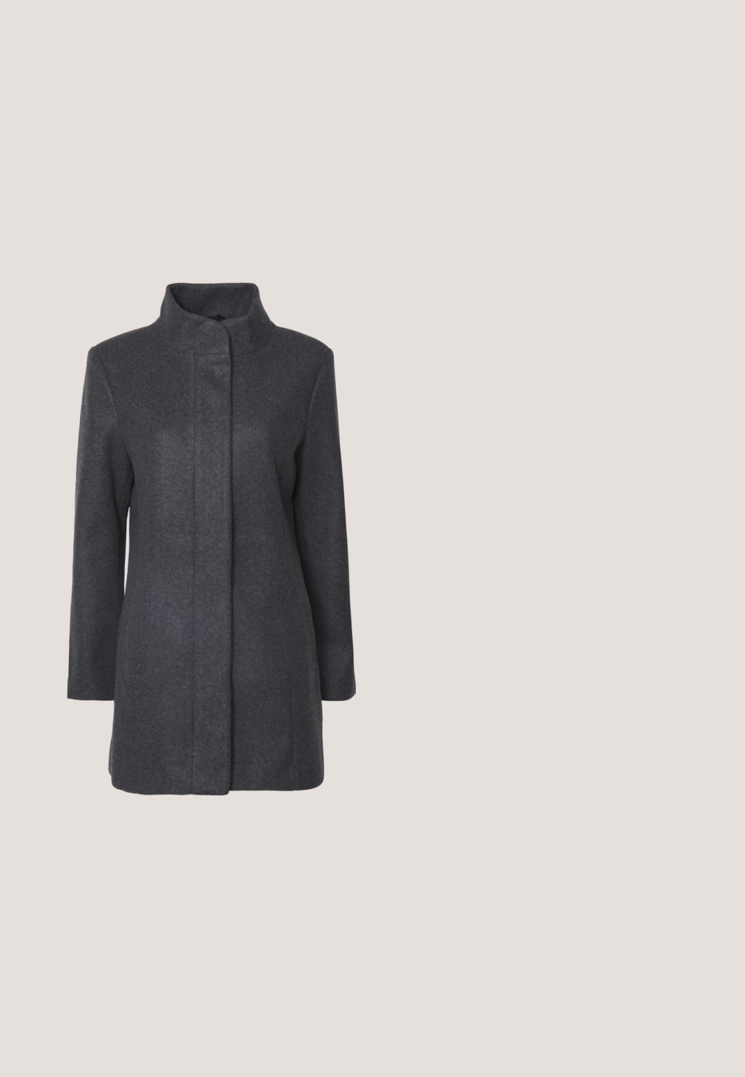 Manteau en laine gris charcoal avec un col haut, des manches longues et une coupe droite. Présente un design épuré et minimaliste sans fermetures visibles.; ONLY Knitted ONLVICTORIA Knitted - Pullover - black/pumice stone; T-shirt noir à manches courtes fabriqué en tissu côtelé. Il présente un col rond et un ourlet festonné le long des manches et du bas.; Jean flare taille haute en denim gris foncé, avec poches frontales, fermeture à bouton et légère décoloration vers l'ourlet.; Bottines noires avec un haut extensible, bout arrondi et un chunky qui a un talon carré. Texture lisse avec des détails de couture visibles.; Sac bandoulière croissant en cuir noir avec des clous argentés le long des bords et une sangle ajustable sur fond blanc.
