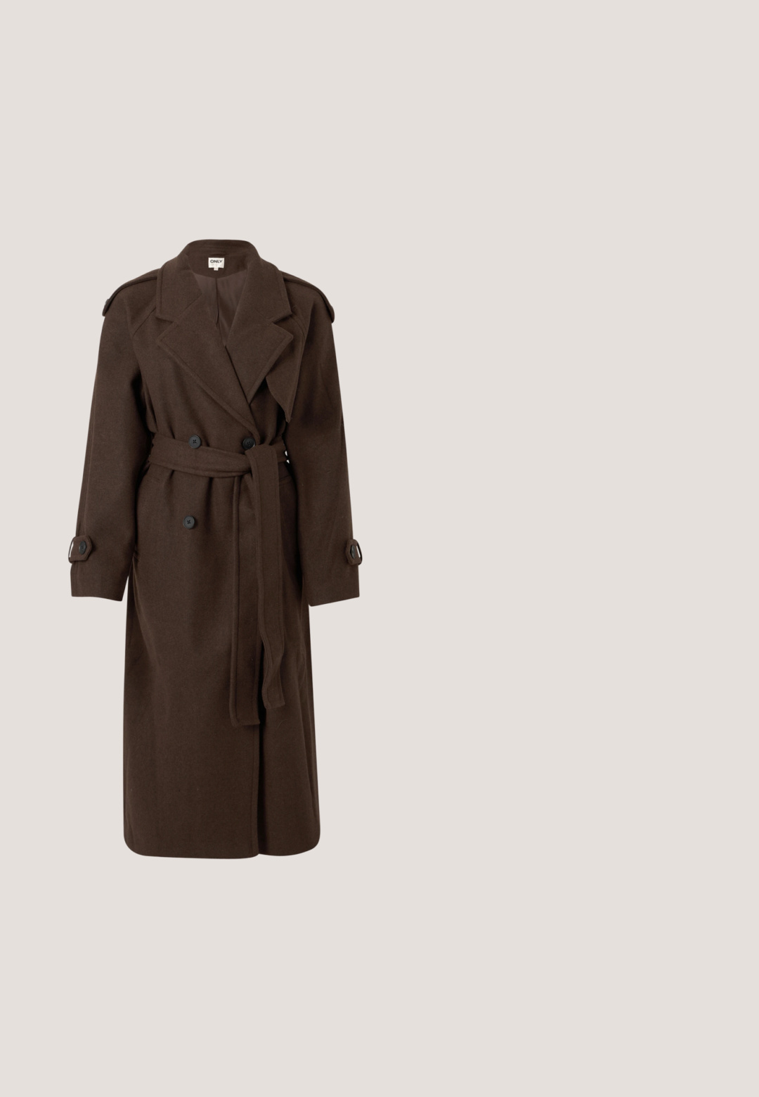 Brun uld trenchcoat med dobbeltbrystet design, belagt talje og skulderepaulettes. Har store knapper og lange ærmer.; Brun og lys beige strikket sweater med et diamantmønster, der har lange ærmer og en rund halsudskæring, lavet af et blødt, struktureret stof.; Brun langærmet skjorte med knapper foran og klassisk krave, med sølvfarvede knapper og et glat, tekstureret stof.; Brune bukser med vide ben med lodrette læg og elastik i taljen, vist på en ens hvid baggrund.; Brune kunstlæder stiletter med spidse tæer og krokodilletekstur, der har en slank, vinklet hæl og en glat inderside.; Mørkebrun lædertaske med to lange håndtag, dekorative guldringe og fastgjort rektangulær pung med lynlås.