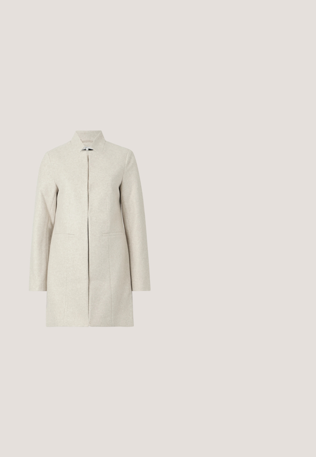 Lichtgrijze wollen blend jas met een hoge kraag, lange mouwen en voorzakken. Beschikt over een schoon, minimalistisch ontwerp met een rechte silhouette.; Zwarte blouse met een bloemenpatroon in beige, gemaakt van lichte stof. Het heeft een ontspannen pasvorm en korte mouwen met een subtiele plooidetail.; Beige wijde broek met een hoge taille, voorplooien en een gladde stoftextuur. Klassiek ontwerp met een op maat gemaakte afwerking.; Zwarte leren slingback hak schoen met een spitse neus, een kleine voorriem en een blokhak. Glad textuur met gouden accentdetails.; Zwarte glanzende rechthoekige handtas met bovenhandvat, gouden hardware en afneembare riem, geplaatst op een effen lichte achtergrond.; Gouden metalen oorbellen met een circulair ontwerp met twee bollen, één grotere met textuur en een kleinere gepolijste bal aan de bovenkant.