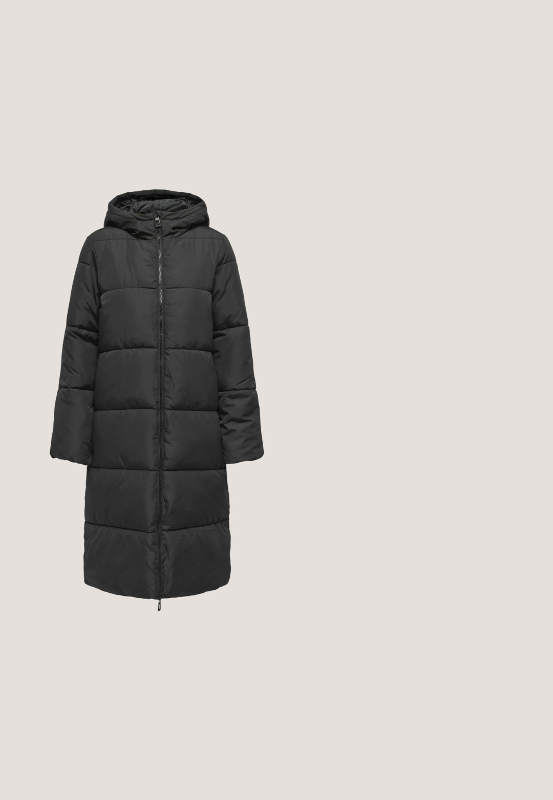 Zwarte pufferjas met een capuchon, uitgerust met een volledige rits, gestikt ontwerp, lange mouwen en een verlengd silhouet. Soepele, matte afwerking.; Zwarte gebreide cardigan met lange mouwen, geribde boorden en zoom, V-hals en vier knopen aan de voorkant.; Zwart oversized T-shirt met korte mouwen, een ronde halslijn en zonder zichtbare logo's of ontwerpen.; Zwarte sweatpants van zachte stof, met een elastische tailleband, een losse pasvorm en rechte pijpen. Geen zichtbare patronen of accenten.; Zwarte enkellaars met een geribbelde gebreide kraag en een platte, gestructureerde zool. Gemaakt van een combinatie van suede en elastische materialen.; Zwarte leren schoudertas met een afgeronde vorm, voorzien van een gladde textuur, verstelbare band en subtiele merkdetails aan de voorkant.