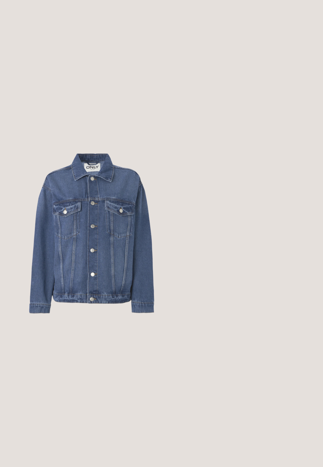 Denimjakke i en mellemblå nuance med et klassisk design. Har to brystlommer, sølvknapper og en krave.; Simpel hvid T-shirt med korte ærmer og rund hals, normal pasform og et lille indvendigt mærke på nakken med teksten "SELECTED FEMME."; Lyseblå denimjeans med lige pasform, fem-lomme-design og synlig syning. Mellem-høj talje med klassisk knap- og lynlåslukning.; Brune læder ankelstøvle med elastiske paneler og en trækflap. Har en kraftig gummisål og synlige stikninger langs kanterne.; Brun lædertaske med sølvfarvet lukning og justerbar rem på en ensfarvet lys baggrund.; Vævet brunt læderbælte med en rektangulær guldtonet spænde og en struktureret overflade, med detaljeret fletning langs hele længden.