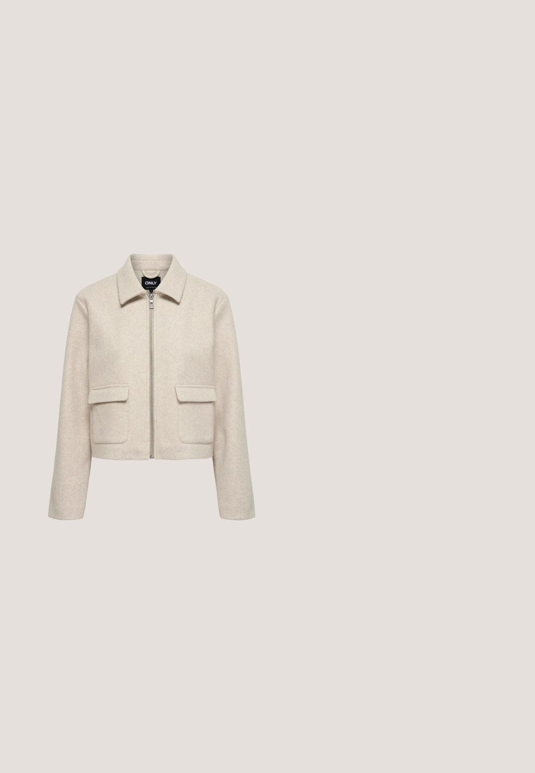 Veste zippée en mélange de laine beige avec col, deux poches à rabat à l'avant et manches longues, étiquetée "ONLY" à l'intérieur du col.; Vero Moda VMDOFFY LS O-NECK BLOUSE NOOS - Pullover - birch; Pantalons larges beige clair avec une taille élastique haute, dotés de deux poches avant et d'une texture de tissu lisse.; Bottines en daim beige avec un bout rond, des coutures décoratives et une semelle en caoutchouc profilée basse avec un motif en zigzag.; Petit sac à épaule en daim taupe avec bandoulière ajustable et tirette de fermeture éclair, marqué du logo "Lancaster Paris" à l’avant.; Collier avec des perles blanches irrégulières et un fermoir mousqueton doré avec une chaîne rallonge réglable.