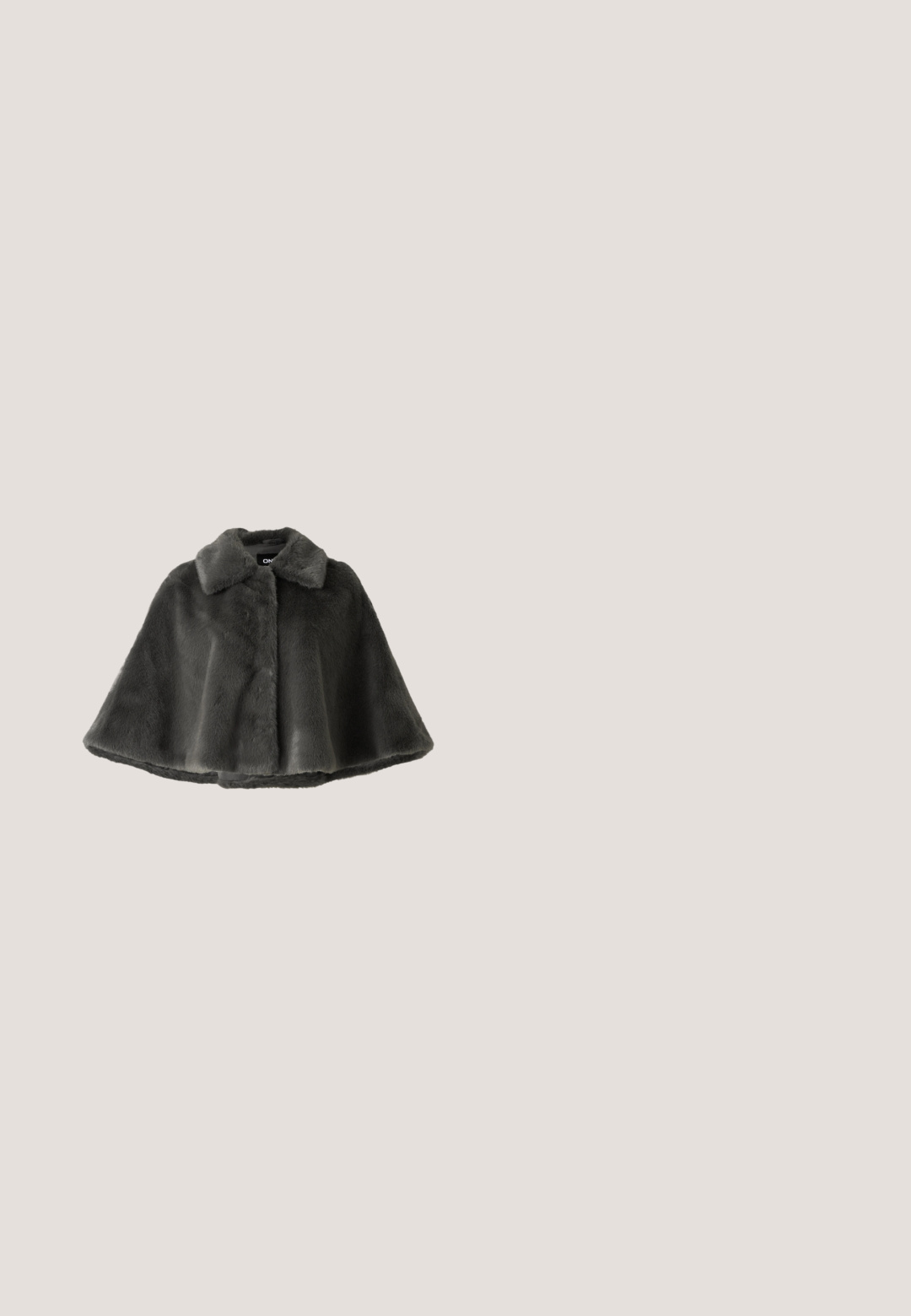 Grå faux fur kappe med kravehals, glat tekstur og rund bund. Klassisk design uden synlige lukninger eller mønstre.; Sort satin slipkjole med tynde stropper, en dyb V-hals og en fuldlængde A-formet silhuet. Har prikmønster og en split foran.; Sølvmetallic spidset hæl med glat overflade, 10 cm høj hæl og diskret rynkemønster langs overfladen.; Lille rektangulær mørkegrå clutch pyntet med klare rhinsten i et strålende mønster og en sølvkæde som strop.; Sorte læderhandsker med en glat tekstur, diskret syning og en metallisk detalje på manchetterne. Venstre handske har en tommelåbning.; Sølvfarvede øreringe med flere klare krystalgemstones i dråbe- og marquiseformer, med låse med bøjlestik og detaljeret udsmykning.