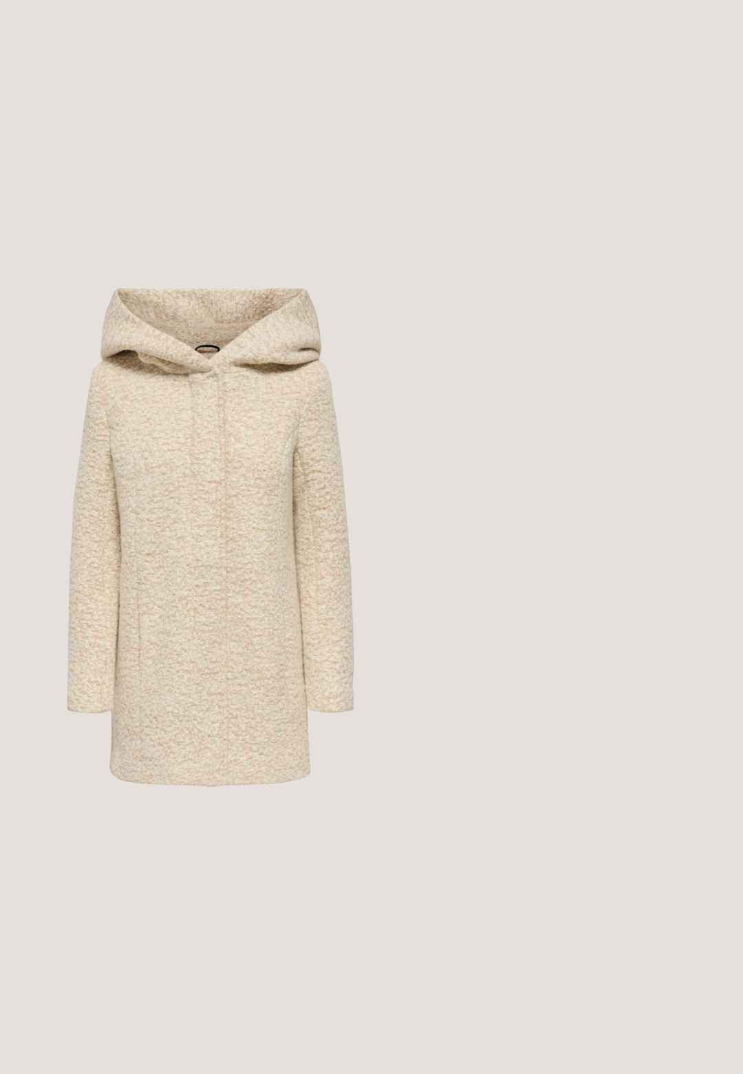 Beige textuur jas met een grote capuchon, voorzien van een sluiting met knopen aan de voorkant en lange mouwen. Het materiaal heeft een zachte, geweven uitstraling.; Wit gebreid kortemouw topje met verticale hartvormige kanten patronen, ronde halslijn en roze gegolfde rand bij de manchetten, kraag en zoom.; Lichtblauwe uitlopende jeans van denim met een middellange taille, voorzien van zijzakken en stiksels langs de naden en zoom.; Lichtbeige suèdesneaker met witte rubberen zool, voorzien van een metallic roségouden accent en klassiek vetersluiting. Gestructureerde afwerking op het bovenwerk.; Beige gepatineerd leren tas met een gebogen vorm, voorzien van drie diagonale banden en een zilveren kettinghengsel. Inclusief een ritssluiting en logodetail.; Gestructureerde gouden oorbellen met een gladde, druppelvorm en reflecterend oppervlak. Elke oorbel heeft een subtiele indeuking voor ontwerpdetaillering.