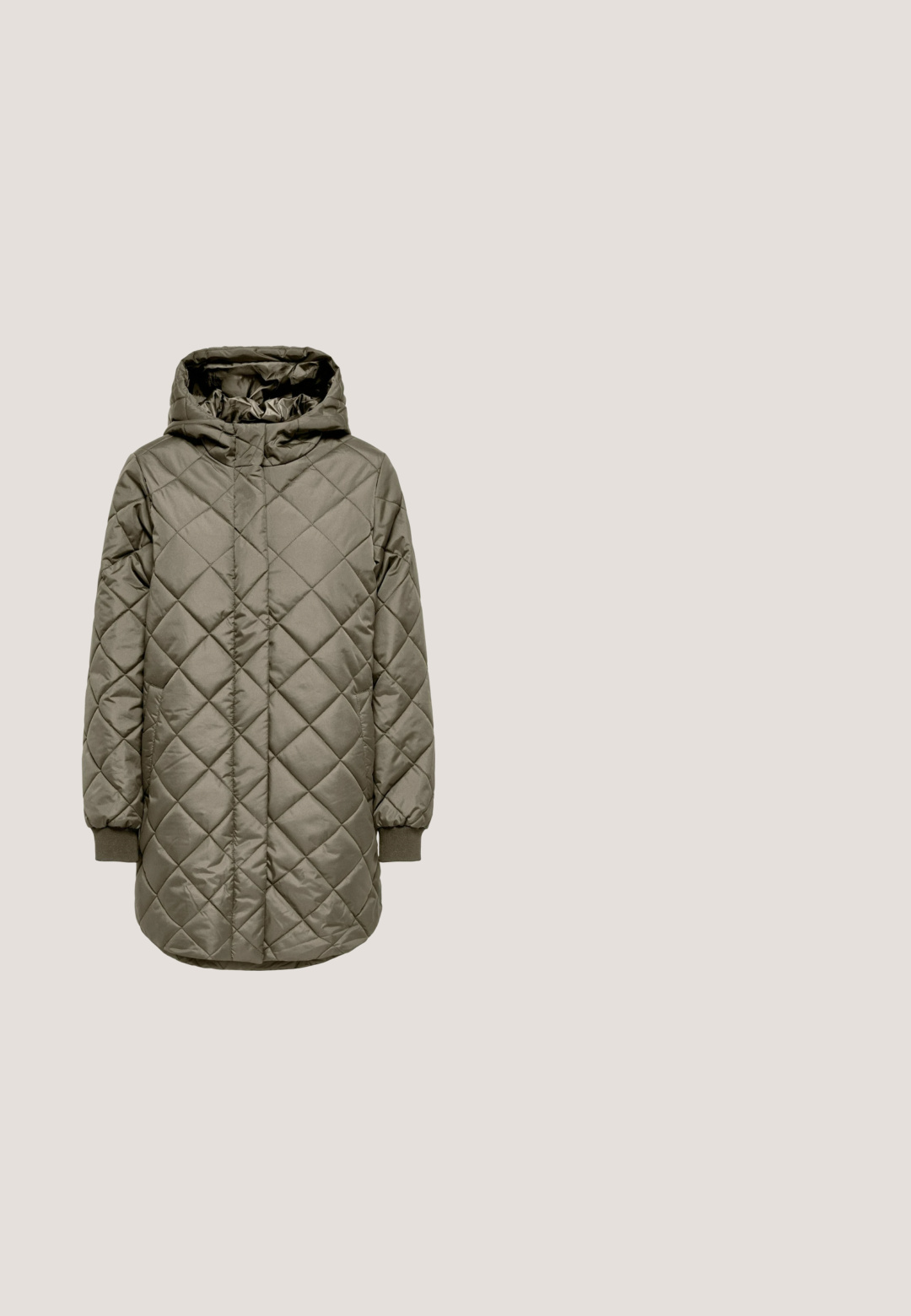 Gewatteerde winterjas met capuchon in olijfgroen, met diamantpatronen, elastische manchetten en zijzakken voor functionaliteit.; Donkergroene relaxte top met een V-hals, korte mouwen en een strikdetail aan de zijkant. Gemaakt van een soepele, lichte stof.; Marineblauwe broek van een gladde stof met een taps toelopend ontwerp, zijzakken en een elastische tailleband voor comfort. Flat front zonder patronen.; Zwarte leren platte schoenen met een puntige neus, enkelbandje en gespsluiting. Heeft een kleine, lage hak en een open zijkant.; Kleine crèmekleurige handtas met een textuurafwerking, een lange verstelbare schouderband, een kettingaccent en een klepsluiting. Gouden hardware-details.; Gouden studs met grote, ronde, heldere cubic zirconia stenen met een facetgeslepen snit, gezet met vier klauwen.