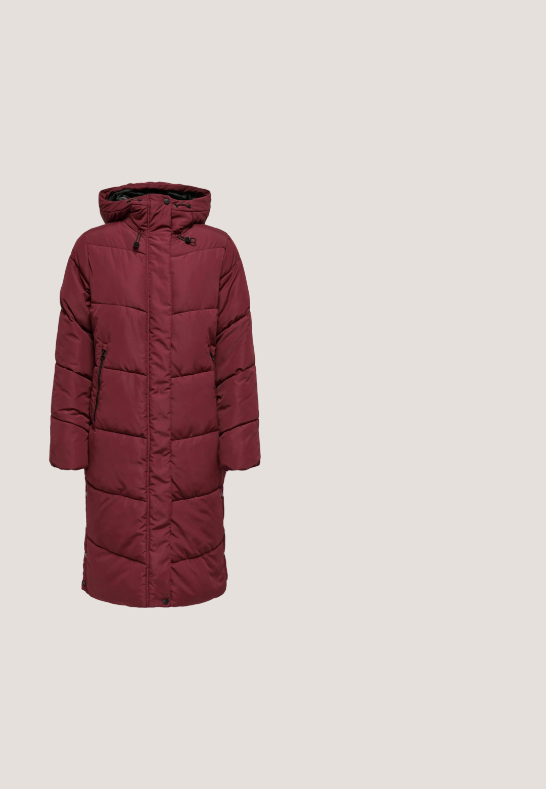 Bordeauxfarbener gepolsterter Mantel mit Kapuze, versehen mit einer vorderen Leiste, seitlichen Reißverschlusstaschen und einer boxy Silhouette. Aus einem synthetischen Material gefertigt.; VILA VISANDY L/S SWEAT TOP - NOOS - Sweatshirt - winetasting; Rosa dehnbare Stoff-Bralette mit breiten Trägern und rundem Halsausschnitt. Mit dezentem weißen gestickten Logo auf der Vorderseite. Geschmeidige Textur.; Bordeauxfarbene Jogginghose mit elastischem Bund, Kordelzug, Seitentaschen und elastischen Bündchen vor einem schlichten weißen Hintergrund.; Pink-weißer Nike Air Jordan Sneaker, der über einem Betonsims mit Treppen im verschwommenen Hintergrund schwebt.; Goldfarbene Hängeohrringe mit einem gedrehten Design, an einer Seite mit klaren Edelsteinen besetzt. Glatte Textur mit polierter Oberfläche.