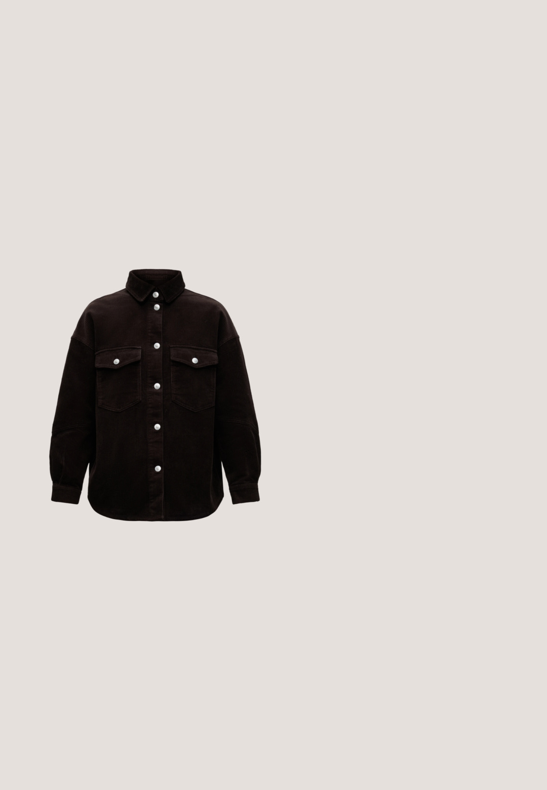Schwarze Cordhemdjacke mit langen Ärmeln, Knopfleiste vorne mit silbernen Knöpfen und zwei Brusttaschen mit Knopfklappen.; Dunkelbrauner, langärmliger Strickpullover mit V-Ausschnitt und gerippten Bündchen und Saum.; Schwarze Denim-Button-Up-Hemd mit langen Ärmeln, zwei Brusttaschen mit Klappe und einem klassischen Kragen auf weißem Hintergrund.; Braune Corduroy-Hosen mit weitem Bein und gerippter Textur, fünf Taschen und vorderem Knopfverschluss. Mit einem Etikett am Bund.; Braune Knöchelstiefel aus strukturiertem Material mit elastischen Seiteneinsätzen, Zugschlaufe und einer stabilen Profilsohle für besseren Halt.; Braune Lederumhängetasche mit gebogener Form, die mit einem auffälligen Schnallendetail, kontrastierenden Nähten und einem einzigen Schulterriemen ausgestattet ist.