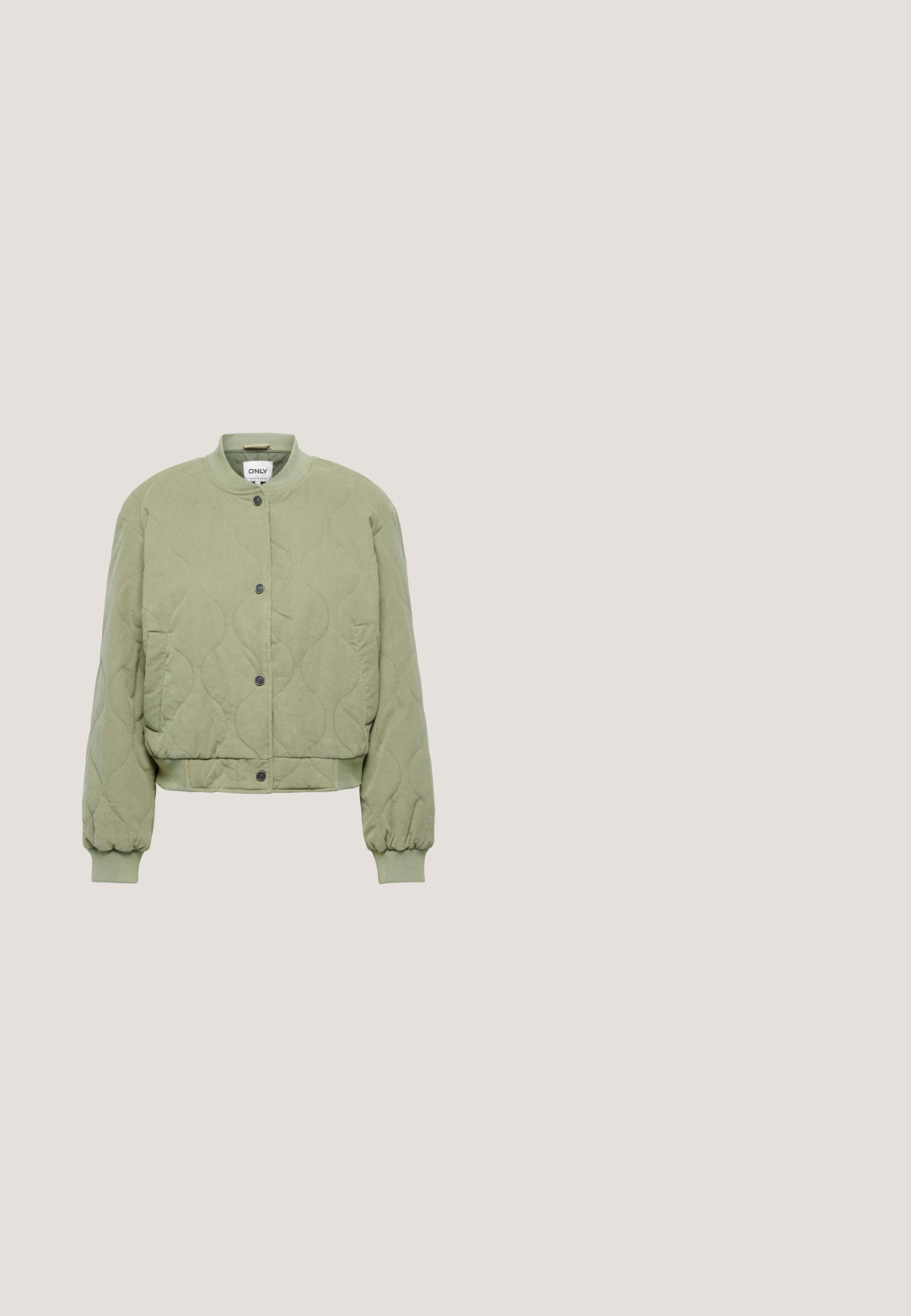Chaqueta bomber acolchada en verde apagado, fabricada con tela texturizada. Cuenta con cuello redondeado, botones a presión y puños y dobladillo elásticos.; Cardigan verde acanalado con escote redondo, que presenta botones claros en la parte delantera y mangas largas. Material de punto texturizado.; Camiseta de manga corta verde oscuro con un dibujo de línea continua blanca de la cara de una mujer y flores en el pecho.; ONLY Classic ONLJANY Regular Fit - Pantalones deportivos - rifle green; Zapatillas de ante verde claro con perforaciones y un swoosh amarillo pálido, combinadas con unos vaqueros de corte ancho en denim azul. Suela plana de goma, tejido texturizado.; Bolso de forma ovalada en cuero sintético de color verde oscuro. Cuenta con un cierre superior con cremallera, un bolsillo delantero con cremallera y una correa desmontable para un transporte versátil.