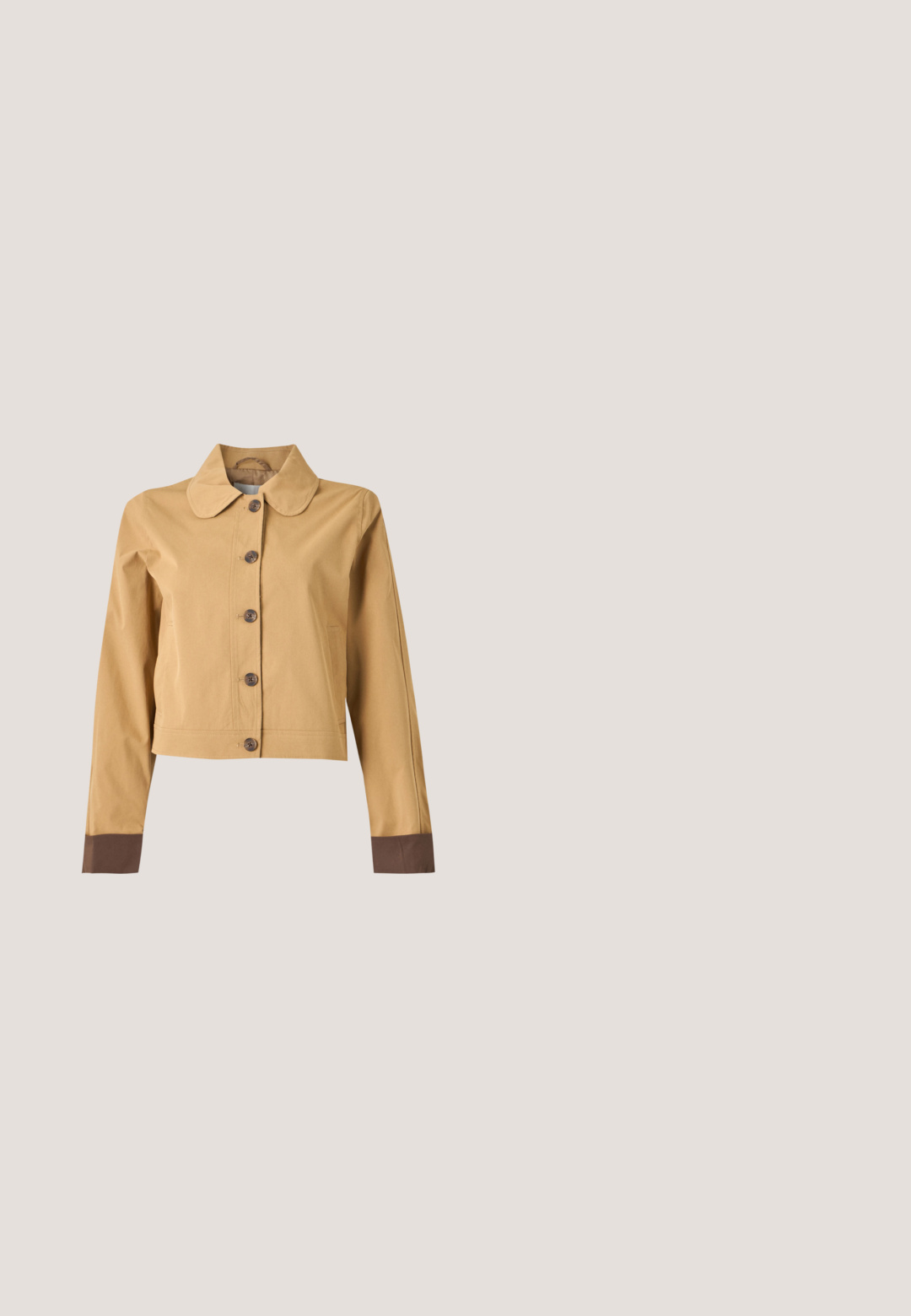 Chaqueta corta de color marrón claro con botones marrón oscuro y puños marrón oscuro en las mangas largas.; Top blanco de manga corta con un patrón floral texturizado. Diseño simple con escote redondo y ajuste relajado.; Pantalones de mezclilla de color azul claro con un ajuste de pierna recta, cintura alta y cierre frontal con botón. Cuenta con cinco bolsillos y detalles de costura mínimos.; Zapato de vestir de cuero negro con punta redondeada, detalle de hebilla lateral y suela texturizada, sobre un fondo blanco liso.; Bolso de cuero negro con un diseño estructurado, asa superior, correa desmontable y herrajes en tono dorado en un cierre magnético.; Cinturón de cuero negro con una hebilla triangular dorada brillante y una presilla dorada a juego, enrollado sobre un fondo claro y liso.