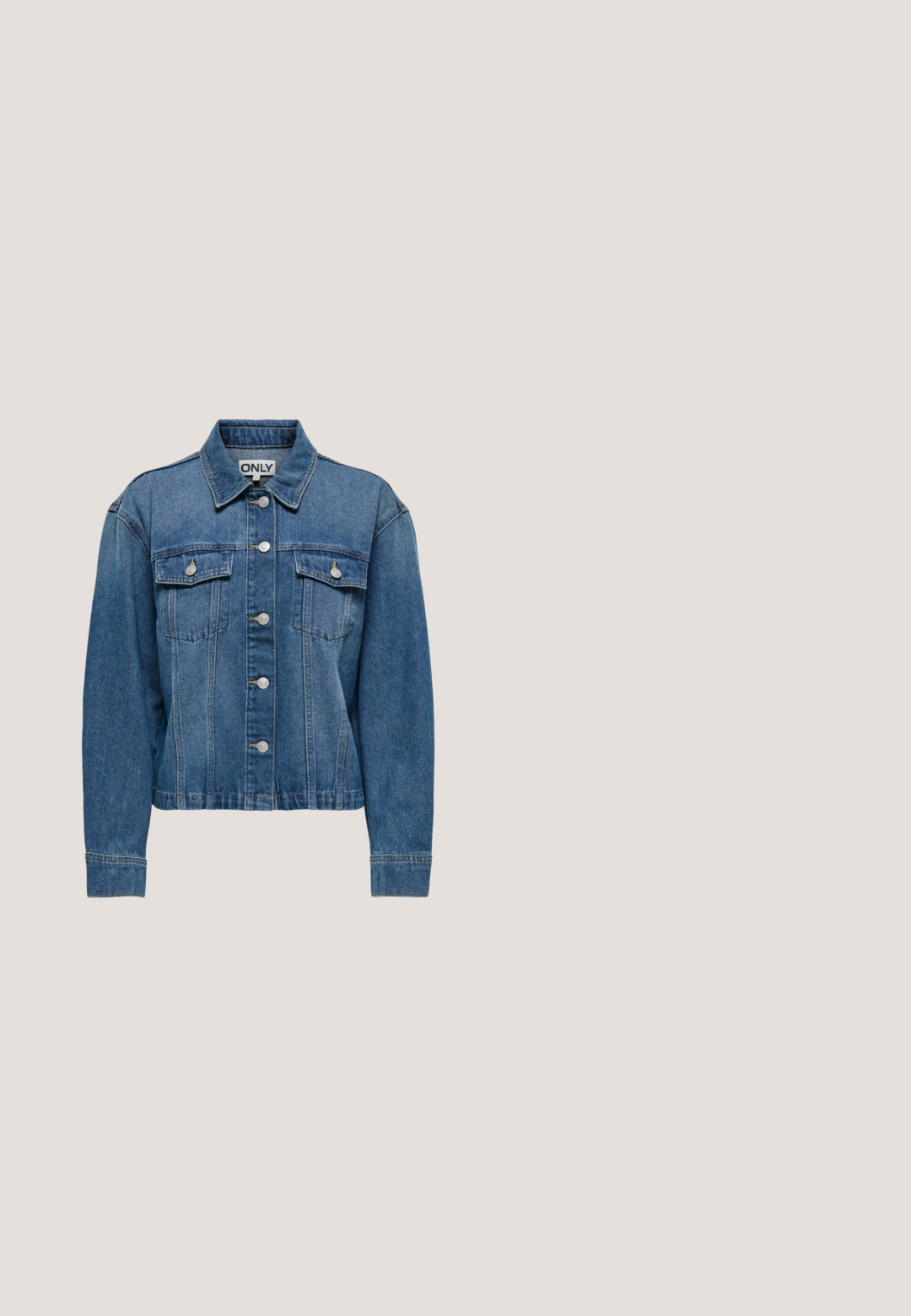 Chaqueta vaquera azul con cierre de botones, dos bolsillos de solapa en el pecho con botones, mangas largas, cuello y etiqueta de la marca "ONLY" en el interior del cuello.; Suéter de punto blanco de manga corta con rayas rojas horizontales y cuello redondo.; Falda de mezclilla con cierre de botones en el frente, diseño ajustado, color azul claro y detalles de costura sutiles.; Zapatilla blanca de corte bajo con el logo rojo de Nike y decoraciones florales rojas a lo largo del lateral y el talón sobre fondo blanco.; Bolso de mano de cuero rojo con dos asas, un bolsillo frontal con cremallera y largos flecos decorativos a cada lado. Textura suave y forma estructurada.; Pendientes de aro en forma de corazón rojo, hechos de plástico, con un detalle de cuentas blancas en un extremo y un acabado liso y brillante.