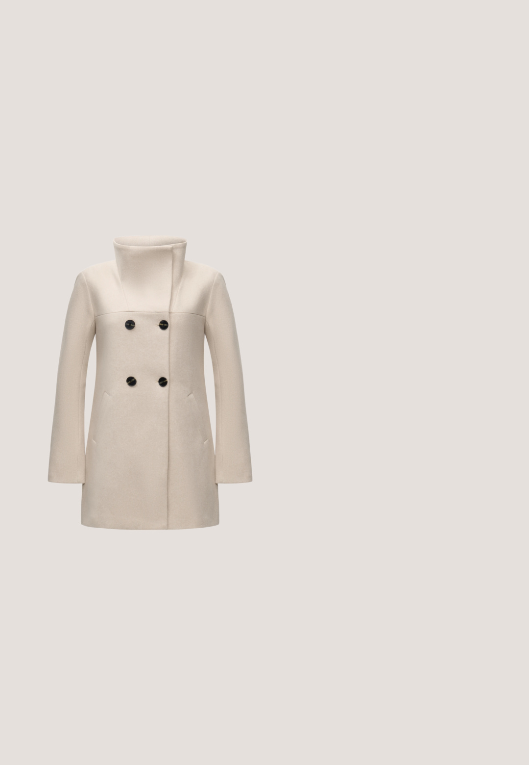 Manteau en laine beige à double boutonnage avec col montant et quatre boutons noirs, avec manches longues et poches latérales.; Pull en maille blanche avec un col rond, des manches longues et une coupe décontractée. Présente un motif texturé et un ourlet et des poignets côtelés.; Pantalon à jambes larges de couleur violet profond avec passants de ceinture et plis à l'avant, présenté sur fond blanc.; Bottine en cuir marron foncé avec talon bloc carré et fermeture éclair latérale sur fond neutre.; Sac à bandoulière en cuir marron foncé brillant avec une seule large sangle et un détail de boucle sur un côté, posé sur un fond clair uni.; Paire de boucles d’oreilles créoles en métal argenté brillant torsadé avec un design abstrait bouclé sur un fond blanc uni.