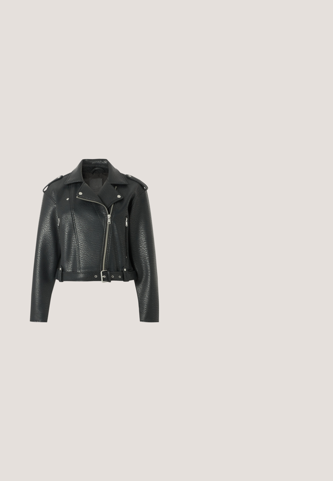 Zwarte getextureerde leren bikerjas met asymmetrische ritssluiting, schouderepauletten, ritssluitingzakken en een taillering met riem.; Zwarte mouwloze V-hals jurk met voorflappen en A-lijn silhouet.; Zwarte leren slingback hakken met een spitse neus, dunne enkelbandjes, gouden hardware accenten en een slanke hak. Soepele textuur en een minimalistisch ontwerp.; Zwarte cat-eye zonnebril met donkere lenzen, glanzend kunststof montuur en zilverkleurige accenten op de pootjes. Glad oppervlak overal.; Zwarte kleine handtas met krokodillenstructuur, gouden draaisluit, korte handgreep en lange afneembare schouderriem op een neutrale achtergrond.; Gouden kettinkje met een ronde hanger met een transparante edelsteen en een grotere open ring eronder, bevestigd met een delicate sluiting.