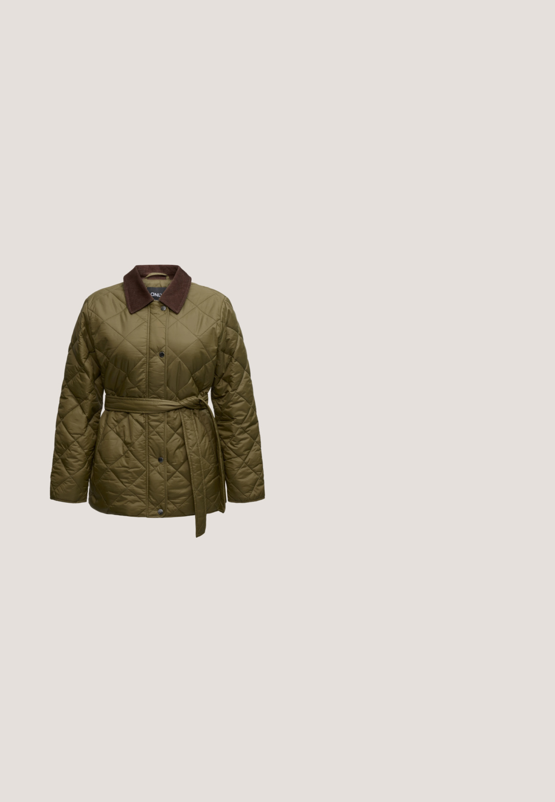 Olivengroene doorgestikte jas met een bruine ribfluwelen kraag, voorste drukknoopjes en een bijpassende stoffen riem gestrikt in de taille.; Olijfgroene corduroy jurk met lange mouwen, knoopsluiting aan de voorkant, puntkraag en een uitlopende rok. Bevat een subtiele verticale ribbelstructuur.; Bruine leren kniehoge laarzen met een gladde afwerking, dikke zwarte rubberen zool en minimale stiksels langs de bovenrand.; Zonnebril met ovaal montuur in schildpadmotief en donkergroene glazen, met "vogue" merkopdruk op de pootjes, tegen een effen lichte achtergrond.; Olijfgroene handtas met gouden gesp, bloemenbedeltje, zwart patroon sjaaltje vastgeknoopt aan het handvat en gouden kettingriem op witte achtergrond.; Een paar glanzende oorstekers in goudkleur, gevormd als knopen, tegen een effen witte achtergrond.