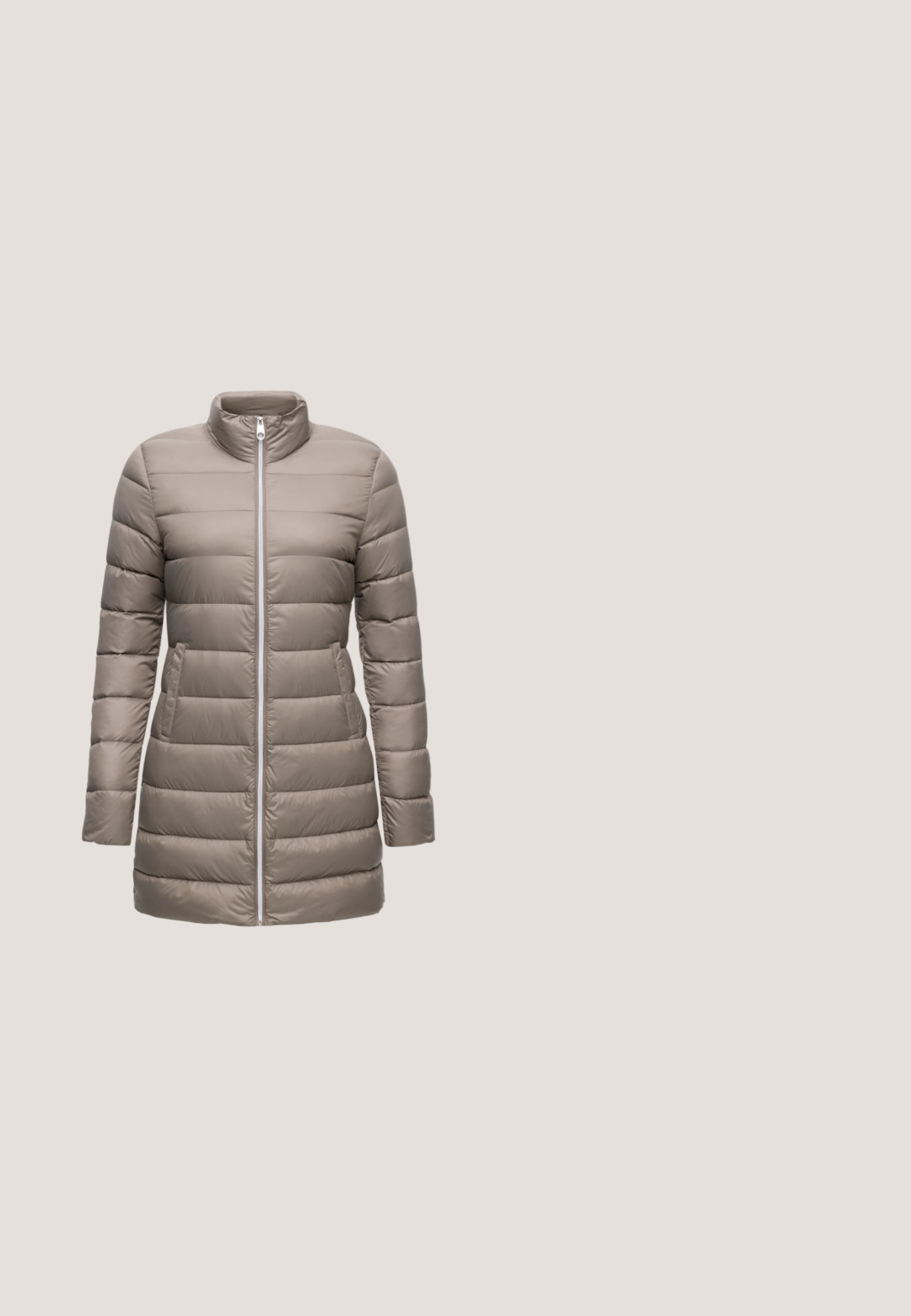 Doudoune longue taupe avec matelassage horizontal, fermeture éclair devant, col montant et poches latérales, présentée sur un fond uni.; Pull beige à manches longues avec col, patte de boutonnage à l'avant, poignets côtelés et ceinture élastique sur un fond uni.; Pantalon noir léger à coupe droite, taille à cordon de serrage et texture lisse ; conçu pour le confort et la liberté de mouvement.; Baskets en velours côtelé marron avec trois bandes Velcro, semelle en caoutchouc blanc et tissu texturé pour plus de détail.; Sac bandoulière en daim marron foncé avec une sangle réglable et une poche zippée à l'avant, posé sur un fond clair uni.; Boucles d’oreilles créoles en métal argenté avec une surface lisse légèrement incurvée et des fermoirs à clapet sur un fond blanc uni.