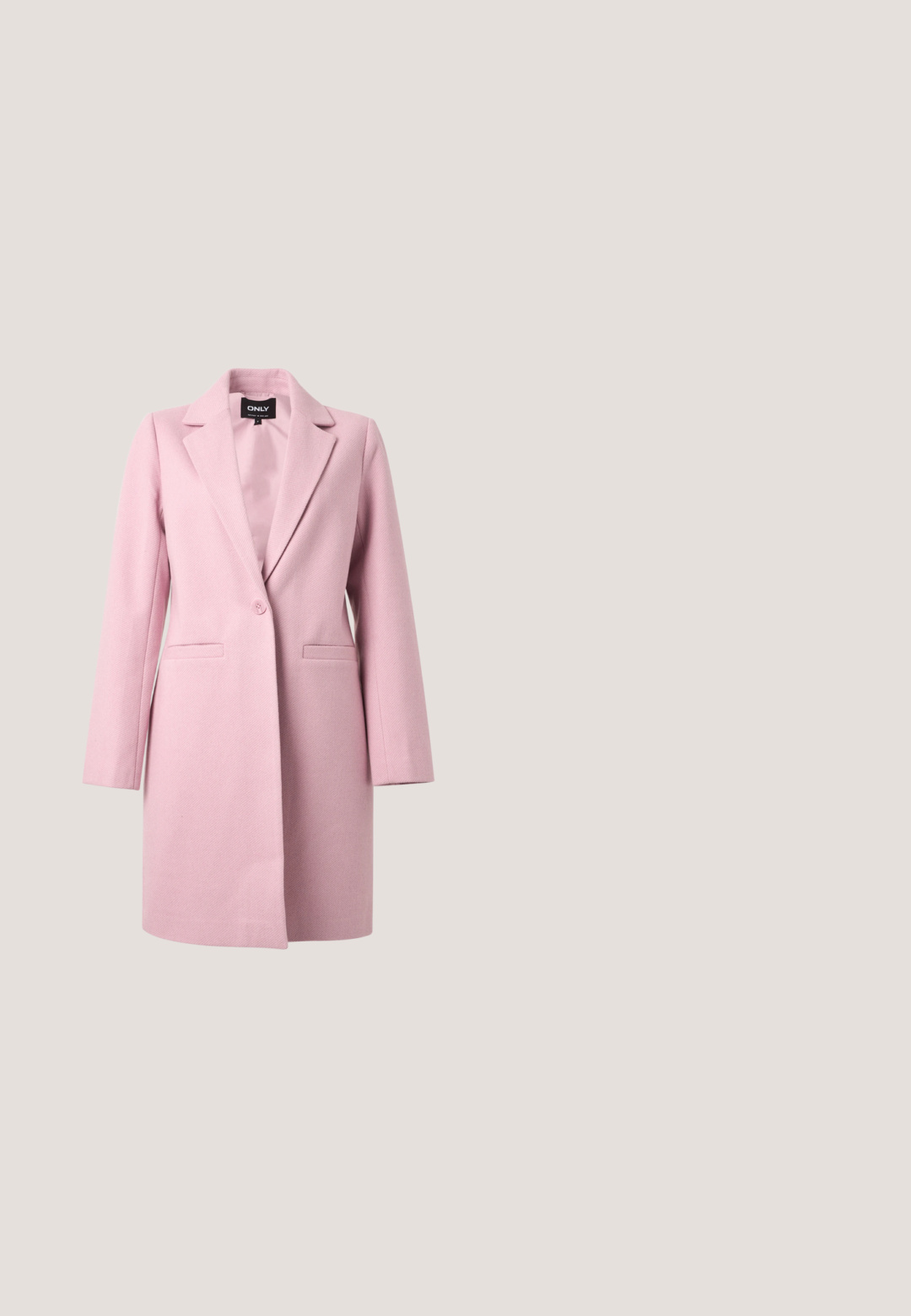 Manteau femme mi-long rose clair avec revers crantés, manches longues, fermeture à un bouton et deux poches passepoilées devant.; T-shirt à manches courtes en rose côtes, fabriqué en tissu doux, avec un col rond et une coupe légèrement ajustée.; Pantalon rose clair, en tissu texturé. Coupe droite avec une taille, plis à l'avant et jambes effilées. Pas de poches visibles.; Chaussure à bride arrière rose avec un bout pointu, un design minimaliste, un petit talon et un nœud décoratif à l'avant. Fabriquée en matériau lisse.; Sac à main en cuir verni rose avec un design structuré, deux poignées supérieures, quincaillerie dorée, bandoulière détachable et détails cousus.; Paire de boucles d'oreilles clous beige en forme de fleur avec des pétales translucides et de petites perles rondes regroupées au centre sur un fond blanc.