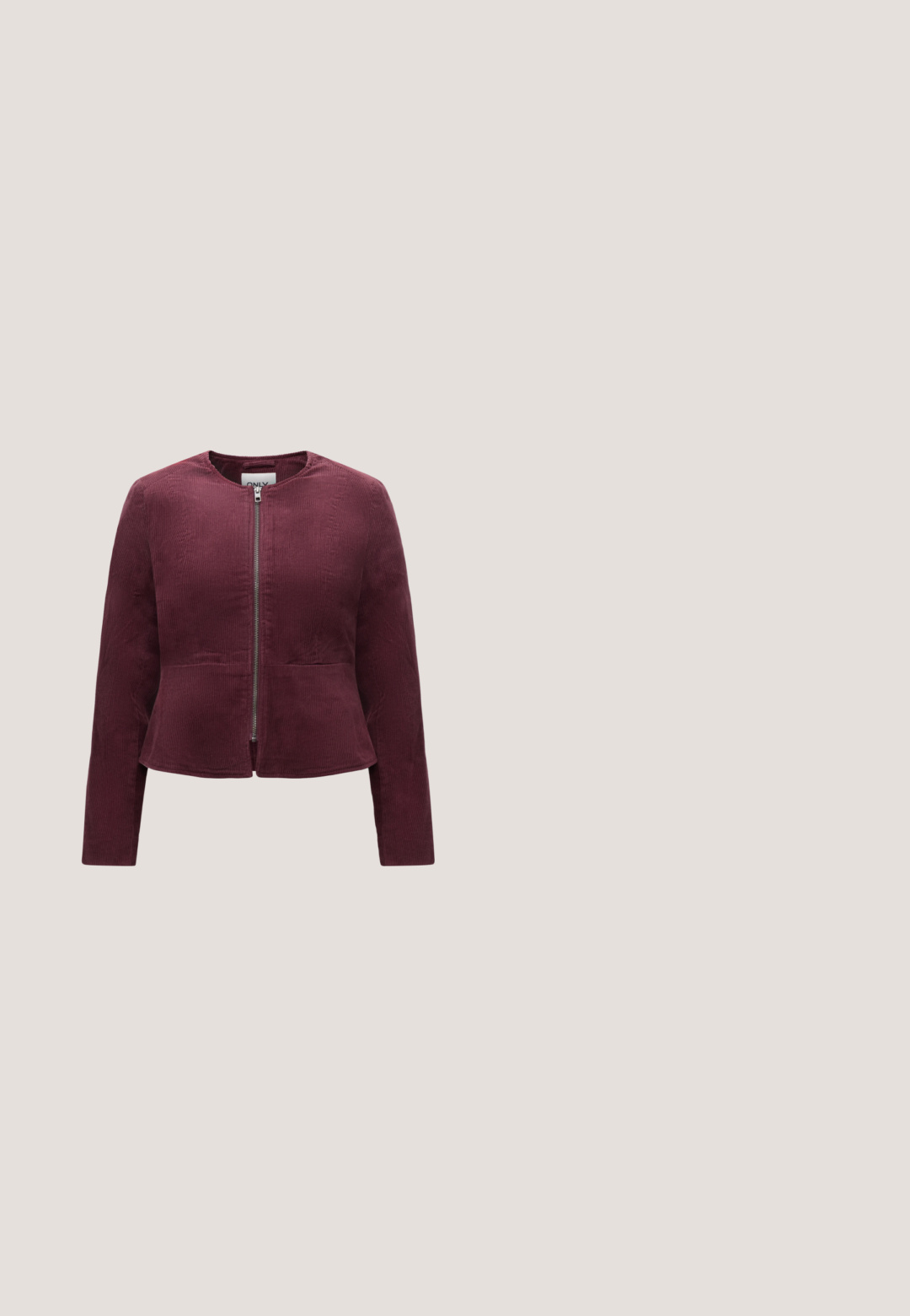 Veste en velours côtelé marron foncé avec manches longues, fermeture éclair argentée à l'avant, col rond et ourlet légèrement évasé.; Haut court à manches courtes, de couleur bordeaux unie, avec un large décolleté et un tissu lisse, présenté sur un fond clair uni.; Pantalon large bourgogne en tissu lisse avec imprimé floral blanc, doté d'une taille élastique et d'un cordon de serrage pour un ajustement réglable.; Baskets basses marron foncé avec trois bandes velcro et semelle épaisse en caoutchouc blanc sur fond neutre.; Sac à main en cuir tressé marron foncé avec poignée courbée, garniture blanche, fermeture éclair argentée et bandoulière large en tissu amovible sur fond uni.; Boucles d'oreilles demi-cercles ton argent avec texture striée et fermoirs à pression sur fond blanc.