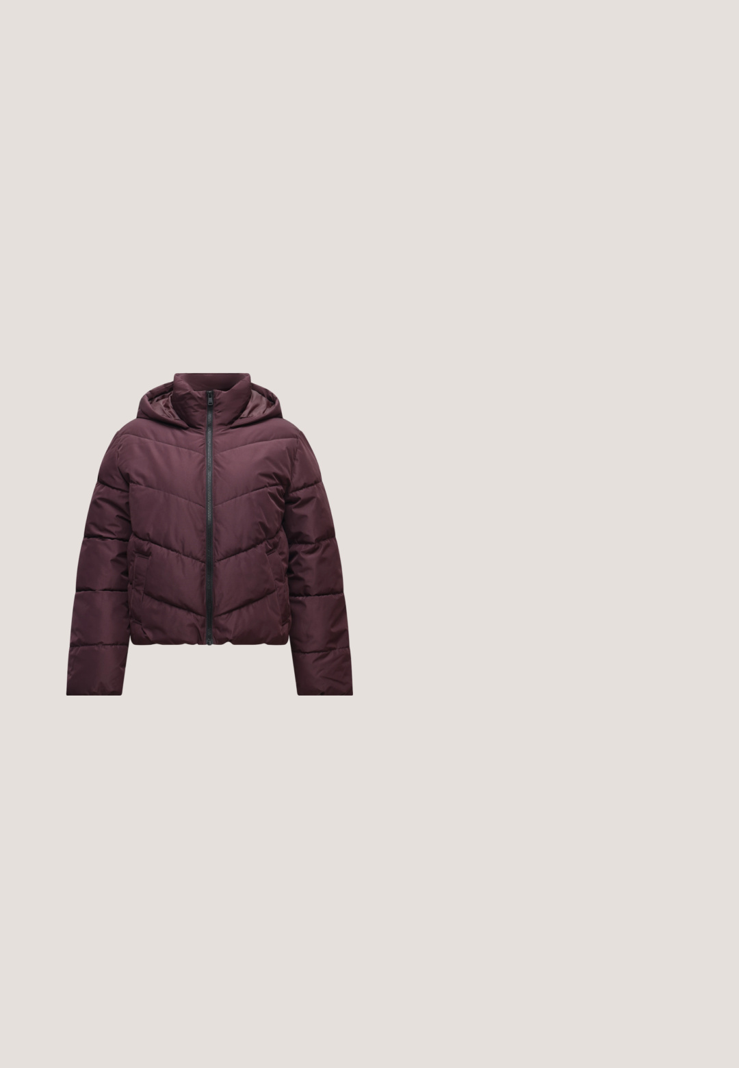 Veste matelassée violet foncé avec capuche, fermeture éclair complète à l'avant, manches longues et poches latérales, présentée sur un fond clair uni.; Pull en grosse maille avec de larges rayures horizontales en rouge foncé et rose clair, à col rond et manches longues.; Jean large en denim gris foncé, avec une taille haute, deux poches avant, des coutures centrales et un léger dégradé sur le tissu.; Bottine noire brillante à talon bloc épais et bout rond, en cuir lisse avec des détails de couture subtils.; Petit sac à bandoulière en cuir marron foncé avec bandoulière nouée et fermeture éclair supérieure, sur un fond clair uni.; Boucle d'oreille en argent avec une finition polie, présentant de petits détails en or et de forme ronde, portée sur le lobe.
