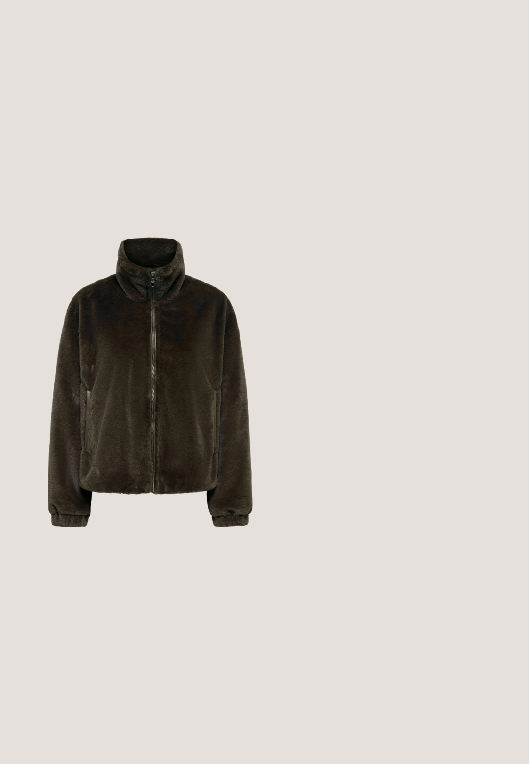 Donkerbruine pluche jas met rits, hoge kraag en elastische manchetten, getoond tegen een witte achtergrond.; Bruine capuchontrui met trekkoorden, brede mouwen en een cropped ontwerp. Zachte textuur met geribde manchetten en een rechte zoom.; Effen bruine T-shirt met korte mouwen, ronde hals, rechte zoom en een merklabel aan de binnenkant van de halslijn.; Bruine joggerbroek met wijde pijpen, elastische tailleband, trekkoord en verstelbare enkelkoorden op witte achtergrond.; Bruine suède sneaker met witte veters, lichtroze hieltab, dikke bruine zool en kleine "2003" en merklogo’s aan de zijkant.; Donkerbruine suède schoudertas met een enkele brede band en een rechthoekige vorm, tegen een witte achtergrond.