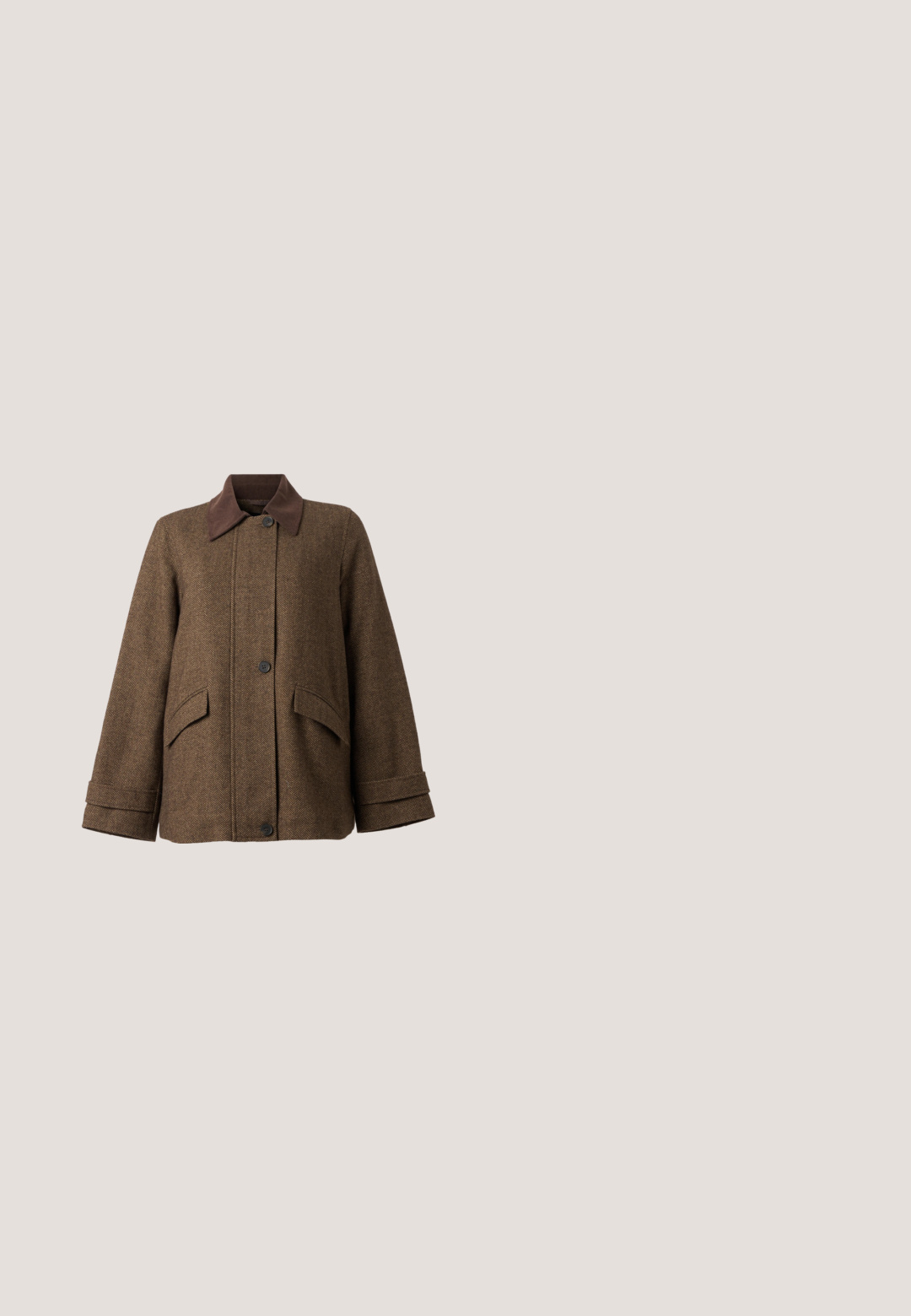 Veste en laine marron à motif chevrons, col marron foncé, fermeture par boutons, deux poches à rabat et manches longues à poignets.; Pull en maille crochetée avec manches longues et rayures horizontales rose, blanc et marron foncé, présentant un motif ajouré lâche.; Jean bootcut marron foncé avec bouton et fermeture éclair, poches avant et arrière, présenté à plat sur un fond blanc uni.; Chaussure en cuir marron avec une semelle crantée épaisse et marron, dotée d'un bout rond, d'un système de laçage et d'œillets en métal pour les lacets.; Sac fourre-tout en velours côtelé marron avec deux poignées, une poche avant et des accents en matériel doré. Une forme rectangulaire simple avec un tissu texturé.; Collier chaîne délicate en or avec pierre centrale en ambre, petit charme en or à côté de la pierre et pendentif goutte d'or pendant sur fond blanc.