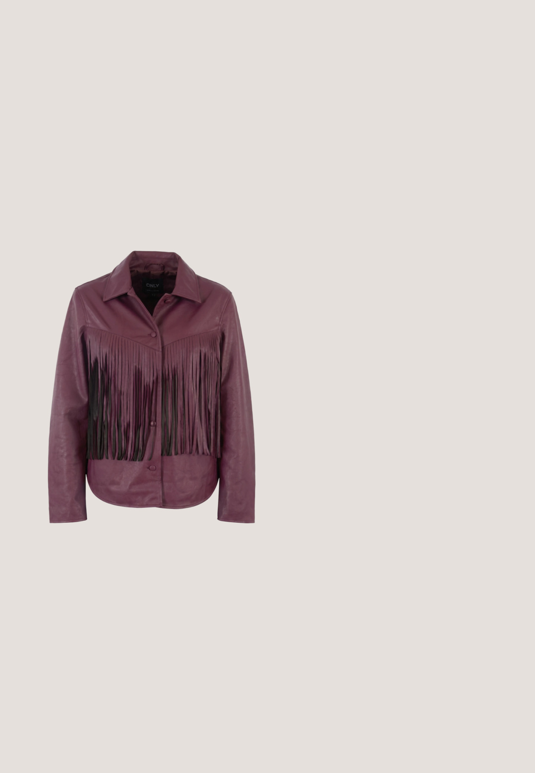 Chaqueta de cuero color púrpura oscuro con flecos largos en la parte delantera, cierre de botones, cuello y mangas largas.; Vestido maxi morado sin mangas con patrones florales oscuros y detalles de tela fruncida, presentado plano sobre un fondo blanco.; Zapato Mary Jane de ante morado con tacón ancho, correa con joyas y botón decorativo con acentos dorados en el lateral.; Gafas de sol burdeos con forma de ojo de gato, lentes degradados, acentos de metal dorado en las patillas y montura de plástico suave.; Bolso de mano burdeos con una cadena plateada, que presenta un exterior texturizado, un asa en la parte superior y un logotipo decorativo adornado con strass.; Anillo de oro con una única piedra preciosa roja redonda engastada en una banda moderna y minimalista sobre un fondo blanco.