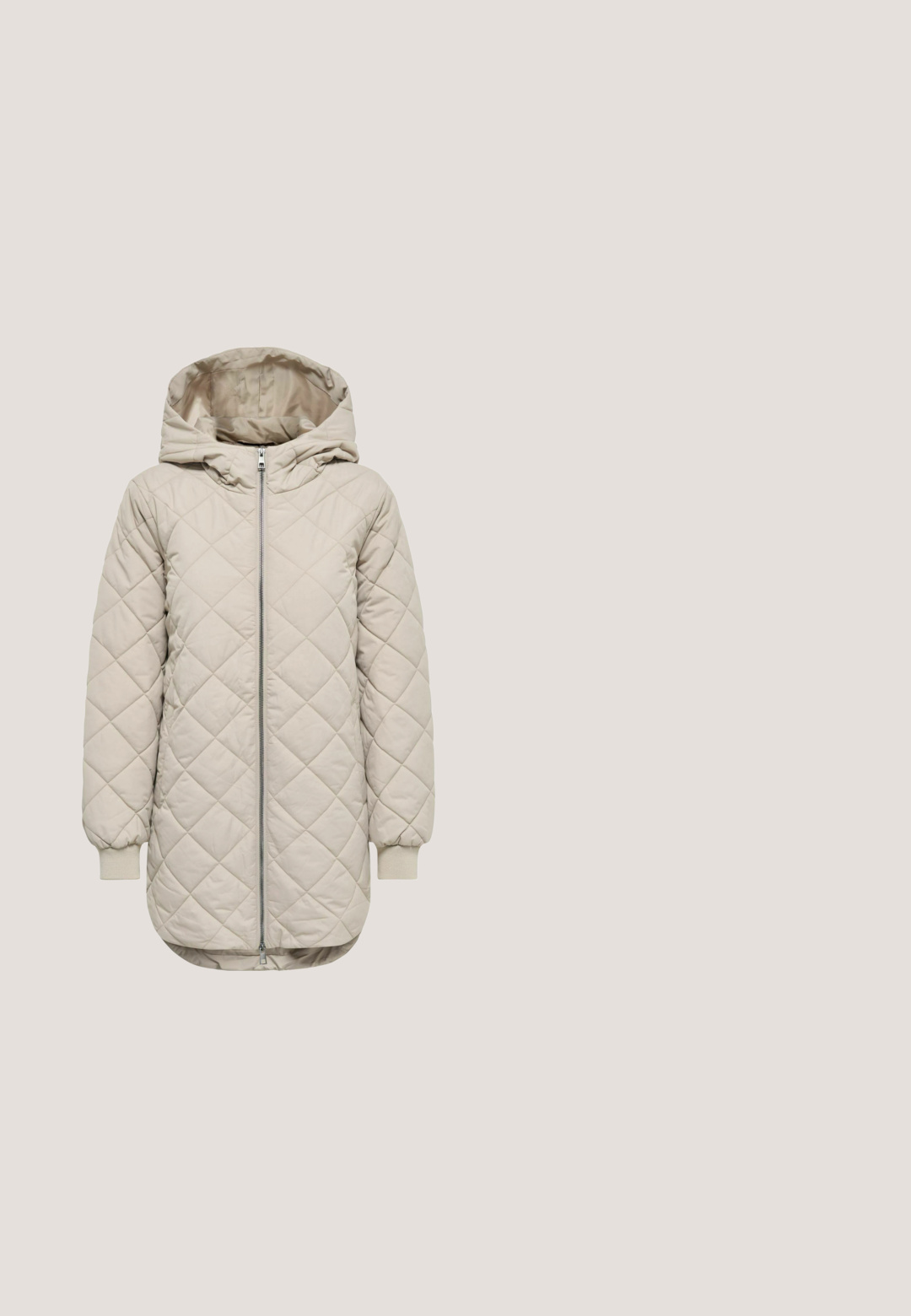 Veste matelassée beige avec capuche, fermeture éclair intégrale à l'avant, manches longues avec poignets côtelés et ourlet arrondi, présentée sur fond blanc.; Pull en tricot beige clair avec un col montant, des épaules tombantes, des poignets et un ourlet côtelés. Le tissu présente une finition douce et texturée.; T-shirt uni blanc à manches courtes avec col rond et coupe décontractée, présenté sur un fond blanc.; Pantalons gris clair avec taille élastique et cordon de serrage, jambes fuselées et texture de tissu doux. Design simple, sans motifs ni accents.; Baskets en cuir blanc avec des détails texturés, lacets crème et semelle plate. Le côté présente un logo subtil et des accents cousus.; Sac hobo en cuir tissé crème avec une large bandoulière et une bandoulière réglable, présenté sur fond blanc.