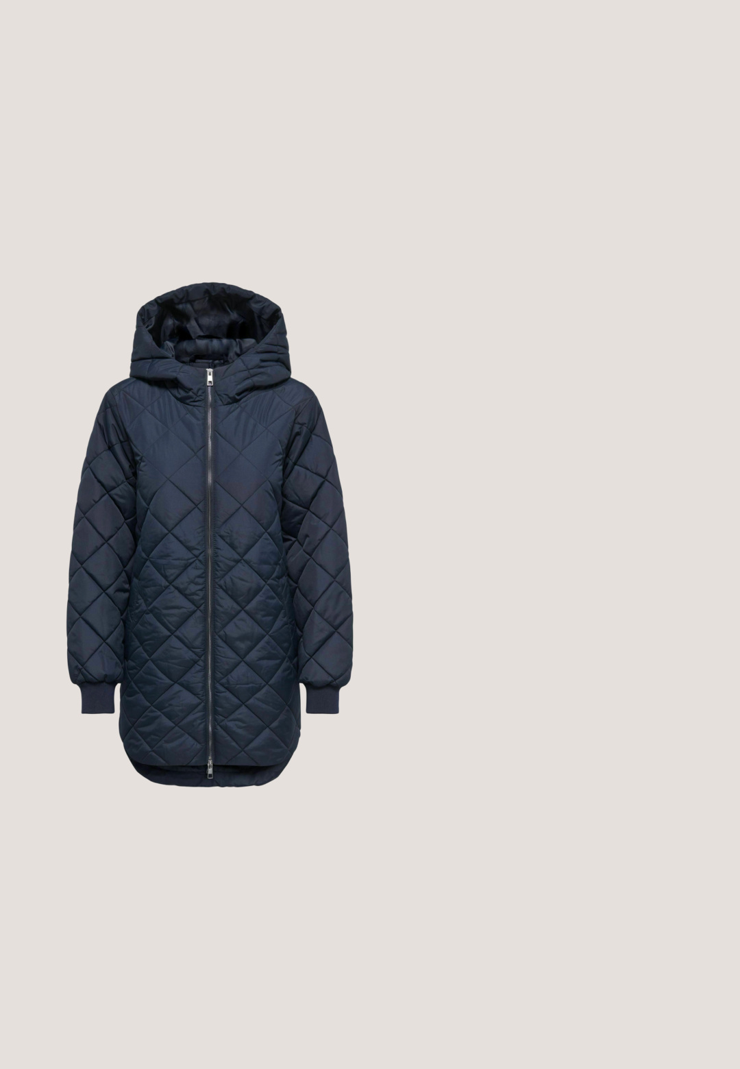 Navyblaue gesteppte lange Jacke mit Kapuze, Frontreißverschluss, elastischen Bündchen und Diamantsteppmuster auf weißem Hintergrund.; Blauer V-Ausschnitt-Pullover aus weichem Strickstoff. Hat lange Ärmel und einen gerippten Saum. Schlichtes Design ohne zusätzliche Muster oder Akzente.; Dunkelgraues Baumwoll-T-Shirt mit Rundhalsausschnitt, kurzen Ärmeln und lässiger Passform. Glatte Textur und schlichtes Design ohne Muster oder Akzente.; Marineblauwe weit geschnittene Hose mit elastischem Bund, aus einem glatten Stoff mit vorderen Bügelfalten für einen eleganten Look.; Niedrig profilierter schwarz-weißer Sneaker mit Gummisohle, pinken Schnürsenkeln, dekorativer Seitennaht und weißem Fersenakzent, von der Seite gezeigt.; Weiche schwarze Stoff-Schultertasche mit gepolstertem, geschwungenem Tragegurt und Reißverschlüssen auf beiden Seiten.