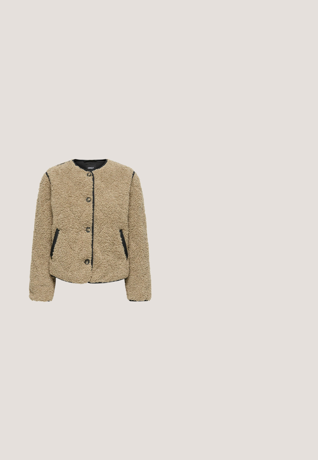 Beige tekstureret jakke med knapper, lange ærmer og sort kant langs kanter og lommeåbninger.; Beige cardigan lavet af blødt strækstof. Har en rund halsudskæring, knaplukning, to frontlommer og ribbede manchetter og kant.; Flødefarvet kortærmet strikket top med puffede ærmer og ribstrikkede manchetter, rund halsudskæring og en afslappet pasform.; Bredde ben jeans lavet af mørkeblå denim med høj talje, med lynlåsgylpter, forlommer og synlige sømdetaljer.; Beige lav sko i ruskind med hvide striber, hvide snørebånd og en gummisål vist fra siden på en hvid baggrund.; Brun læderhåndtaske med halvmåneform, flettet hank i brun og beige, guldfarvet beslag og aftagelig lang rem.