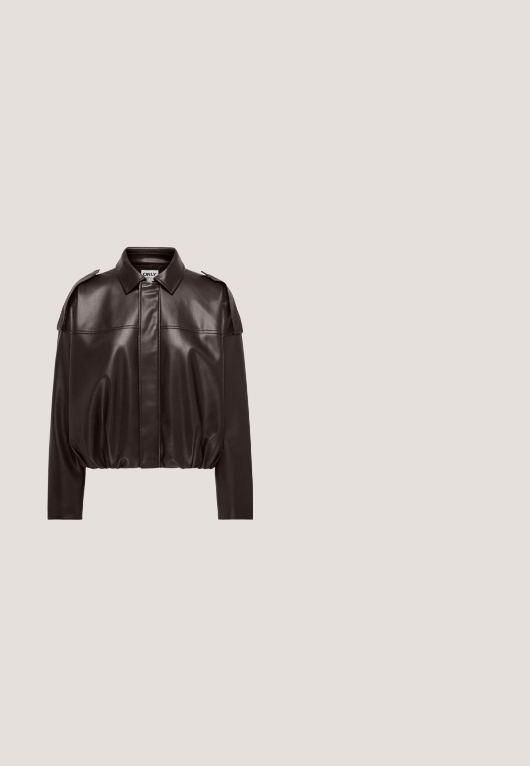 Veste courte en similicuir marron foncé avec manches longues, épaulettes et patte de boutonnage cachée à l'avant.; Top côtelé crème à manches courtes avec fines rayures horizontales marron foncé et bords volantés aux manches et à l'ourlet.; Jupe beige à volants avec des pois marron, ourlet évasé et taille froncée.; Baskets basses en daim beige avec bandes latérales blanches, lacets blancs, semelle gomme et accent en cuir marron au talon, présentées sur fond blanc.; Sac à main avec un motif peau de serpent beige et marron, haut doux froncé et une anse torsadée unique avec des extrémités nouées.; Large bracelet manchette doré brillant avec un motif spirale en relief à l'avant, ouvert aux extrémités pour un port ajustable.