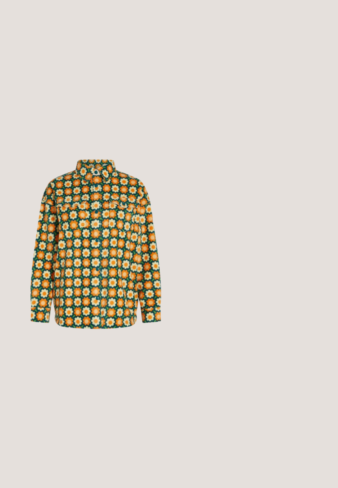 Chemise en flanelle avec un motif intégral de fleurs orange et crème sur un fond vert foncé ; deux poches poitrine, fermeture à boutons.; T-shirt rayé beige et blanc à manches courtes avec col rond et texte bleu "COLOURFUL REBEL" sur le côté gauche de la poitrine.; Salopette beige clair en denim, avec une poche carrée, des bretelles réglables, des boutons-pression sur le côté et une coupe large.; Baskets en daim jaune moutarde avec des accents violets et vert olive. Dotées de lacets blancs, d'un embout arrondi et d'une semelle en caoutchouc texturée.; Sac bandoulière en velours côtelé jaune avec poche zippée devant et sangle réglable, forme rectangulaire avec texture douce.; Bracelet en or avec deux styles de chaîne et un pendentif citron jaune orné de petites perles vertes sur un fond blanc.