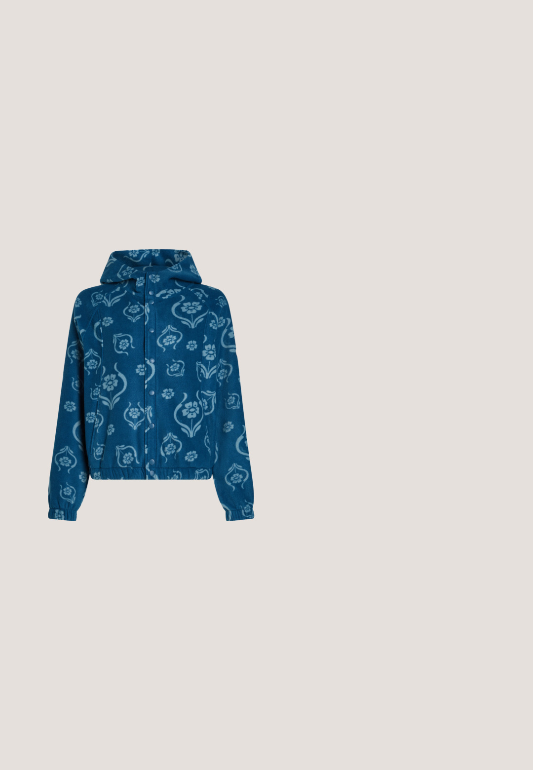 Blaue Fleece-Kapuzenjacke mit hellen Blumenmustern, Druckknopfverschluss, elastischen Bündchen und elastischem Bund.; Schwarzes T-Shirt mit hellblauem Ringerkragen, das einen grafischen Druck von bunten Cartoonfiguren zeigt. Weiches Baumwollmaterial, lässiger Schnitt.; Fleece-Jogginghosen mit schwarzem Hintergrund und dunkelblauem Blumenmuster. Verfügt über einen elastischen Bund und Seitentaschen. Weiche Textur.; Blauer High-Top-Canvas-Sneaker mit weißen Schnürsenkeln und Gummisohle, schwebt über einer Betonbrüstung, graue Treppen im Hintergrund unscharf.; Blaue Eastpak Schultertasche mit verstellbarem Riemen, geschwungener Form, gesteppter Textur und Reißverschluss mit schwarzem Zugband.; Zarte Perlenkette mit pastellfarbenen rosa, blauen und gelben Perlen sowie tropfenförmigen Akzenten, ausgestattet mit einem silbernen Karabinerverschluss und verstellbarer Kette.