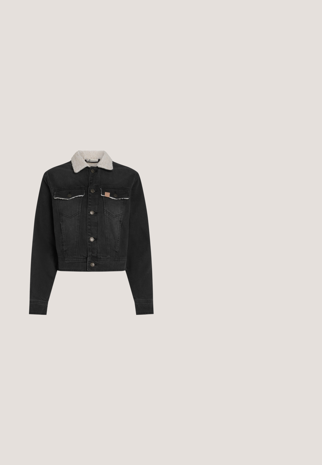 Sort denimjakke med shearlingkrave, frontlukning med knapper, to brystlommer og cropped design. Har subtile stikninger.; Rød langærmet skjorte med grafik af tre tegneserie-mops med briller, der alle stikker tungen ud, indrammet af et dekorativt ovalt design.; Sort bomulds t-shirt med kortærmer, der har et grafisk design af et kors omgivet af roser og teksten "TRUE TO MY LOVE" i dekorativ skrifttype.; Bootcut blå jeans lavet af denim, med forlommer, synlige syninger og en let flared nederste kant. Ingen slid eller dekorationer.; Rød og hvid atletiksko med hvide snørebånd, overdel i ruskind og stof, hvid polstret sål og sort mønsterunderlag.; Sort cylindrisk håndtaske med præget Mickey- og Minnie Mouse-ansigter, røde syede hjerter og flettet sort og rød hank.