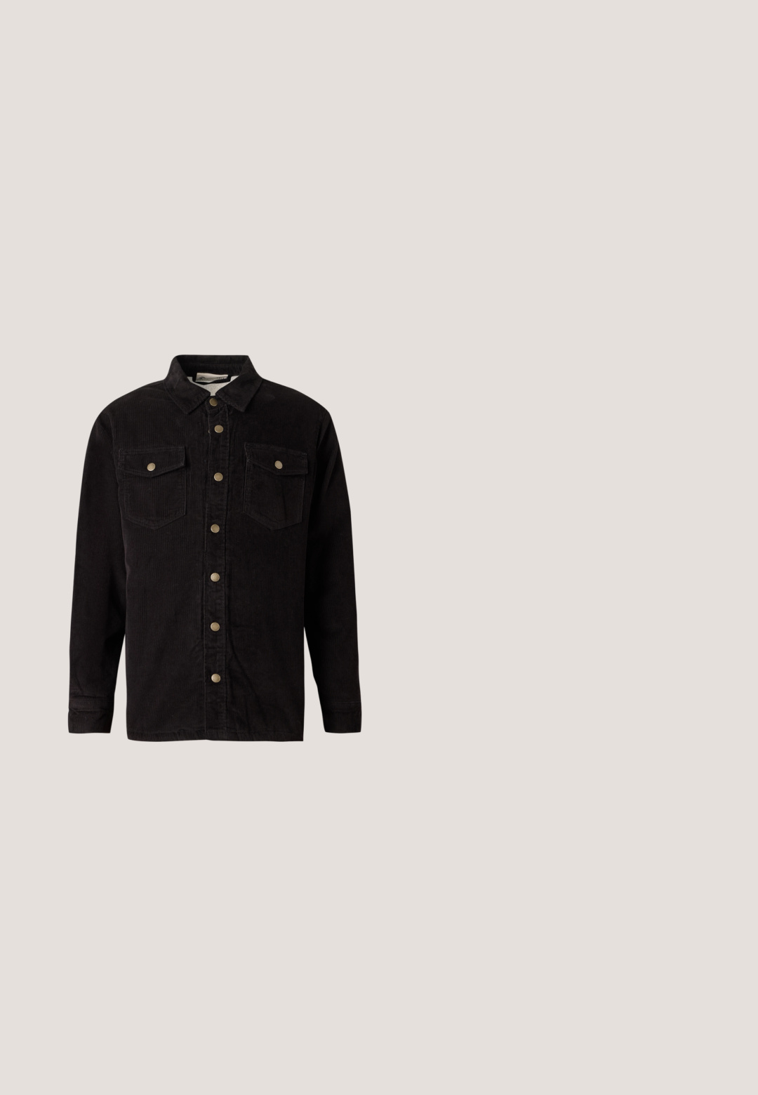 Camisa chaqueta de pana negra con un cierre de botones en la parte delantera, dos bolsillos en el pecho y detalles en botones metálicos. Presenta un collar clásico y mangas largas.; Sudadera gris hecha de un tejido suave, con un bolsillo frontal, capucha con cordón y un logo negro de "Service Works" en la parte izquierda del pecho.; Camiseta de algodón azul marino oscuro con un cuello redondo y mangas cortas. Incluye un solo bolsillo en el pecho y un diseño de dobladillo recto.; Pantalones de algodón negros con una cinturilla elástica, diseño de pierna ancha y grandes bolsillos laterales. La tela parece suave con una textura lisa.; Zapato negro de ante con cordones, suela gruesa de goma y puntera redondeada, mostrado de lado sobre un fondo gris claro.; Gafas de sol rectangulares con montura metálica plateada fina y lentes tintadas en ámbar, descansando sobre una superficie blanca.