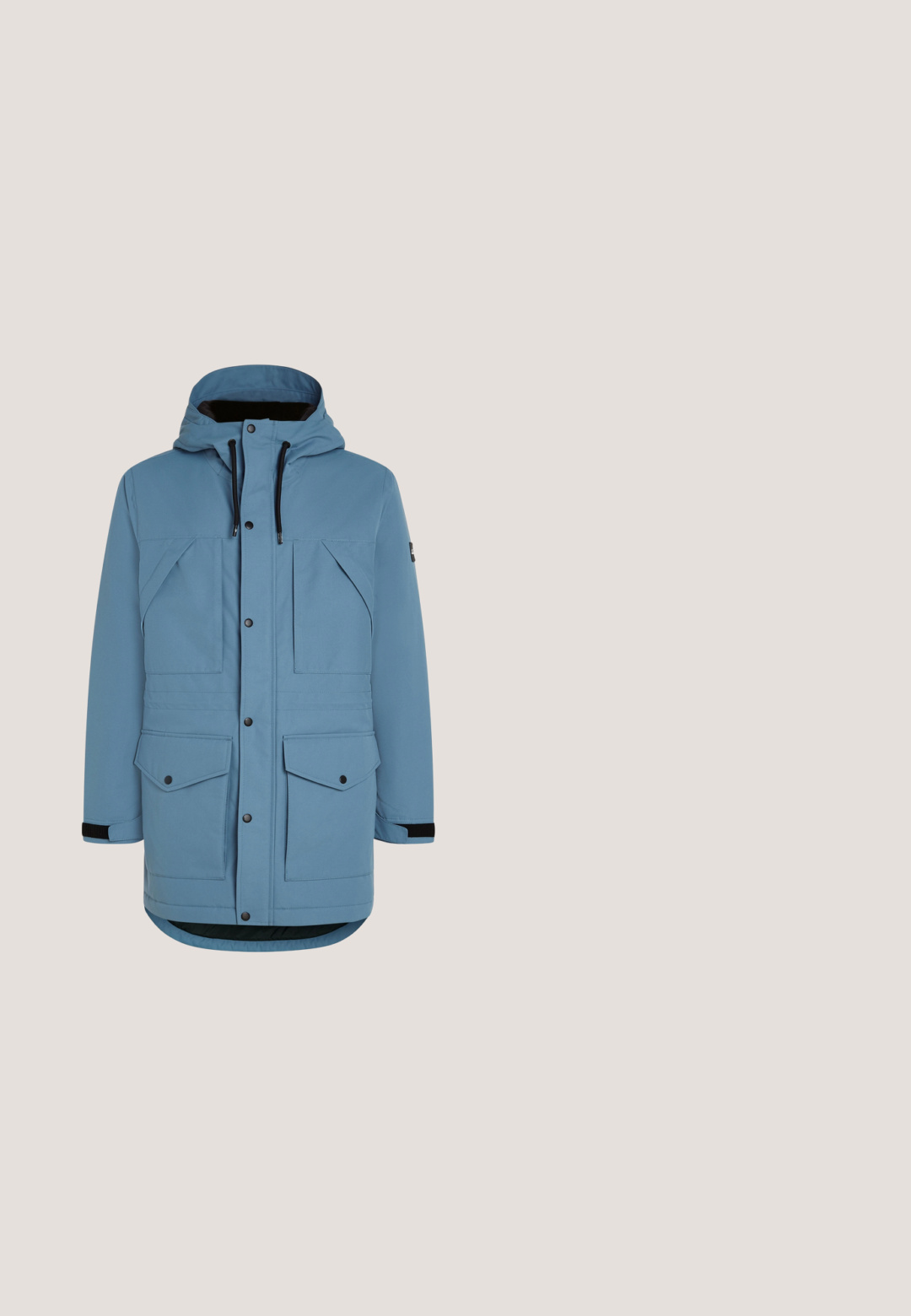 Chaqueta de invierno con capucha en azul claro, con botones de presión en la parte delantera, cordones negros y cuatro bolsillos con solapa, mostrada sobre un fondo blanco.; Sudadera gris de media cremallera hecha de tejido texturizado, con un bolsillo negro con cremallera y acentos en el collar en negro. Incluye bolsillos en las costuras laterales.; Polo de color azul claro hecho de algodón, con un cierre de dos botones y un cuello y costuras en las mangas a rayas en contraste de color navy. Logo en el pecho.; Pantalones de exterior en color navy, fabricados con material resistente al agua, que cuentan con un bolsillo con cremallera, puños ajustables y rodillas reforzadas. Textura suave.; Dockers by Gerli Botines con cordones - black; Gafas de sol negras con montura cuadrada, lentes ahumados grises y acabado mate. Presentan un logo sutil en la patilla y brazos elegantes y rectos.