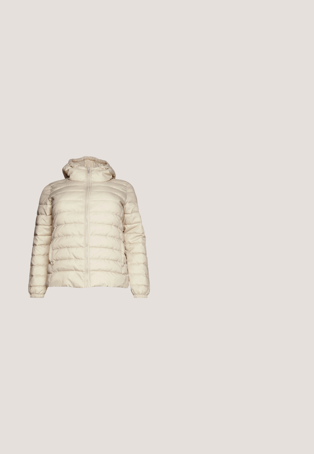 ONLY Carmakoma CARTAHOE HOOD JACKET - Overgangsjakke - pumice stone; Lys beige sweatshirt med lange ærmer, rund halsudskæring og dekorative krystaludsmykninger langs kraven. Blød stoftekstur.; Beige letvægts joggerbukser med snoretræk i taljen og to sidelommer. Glat tekstur, tapered ben og minimalt sømadetail.; Beige lavtliggende lærreds-sneaker med hvid tyk gummisål og snørebånd, vist fra siden på en neutral baggrund.; Beige polstret tote taske med to håndtag, med en hvid label med teksten "MADS NØRGAARD COPENHAGEN" på forsiden.; Metalløreringe med et buet design, der har en poleret sølvfinish og tynde sorte accentlinjer. Søm bagtil til fastgørelse.