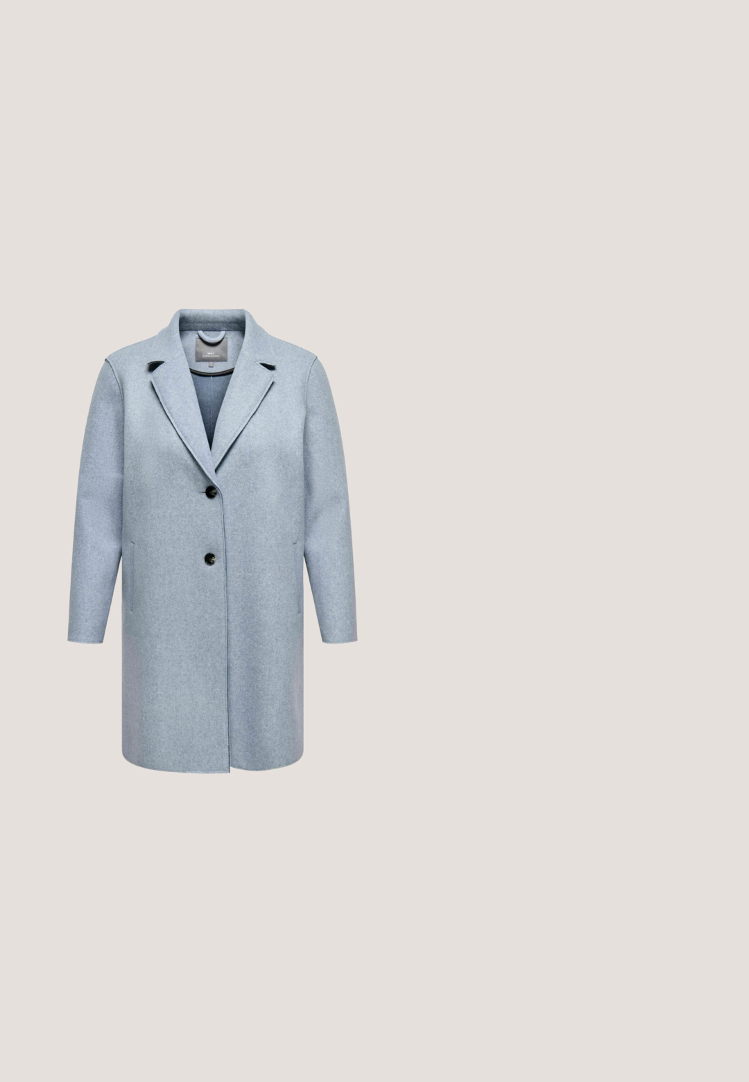 Manteau bleu clair en mélange de laine avec col à revers, coupe simple boutonnage, deux poches avant et boutons noirs. Silhouette épurée.; Pull rosa duveteux avec un col haut et des manches longues. Texture douce avec une coupe légèrement oversize, présentant une surface lisse et uniforme.; Pantalon ample gris clair en tissu doux, doté d'une ceinture élastique et d'un ruban assorti en satin à nouer. Design simple avec ourlet cousu.; Baskets blanches avec des accents teal, tige en cuir lisse, embout en suede gris et semelle en caoutchouc. Comprennent des lacets plats et un logo de marque subtil.; Sac à bandoulière en cuir noir en forme de croissant avec une seule lanière, avec un petit accent métallique vertical en haut, au centre.; Collier avec des perles blanches irrégulières et un fermoir mousqueton doré avec une chaîne rallonge réglable.
