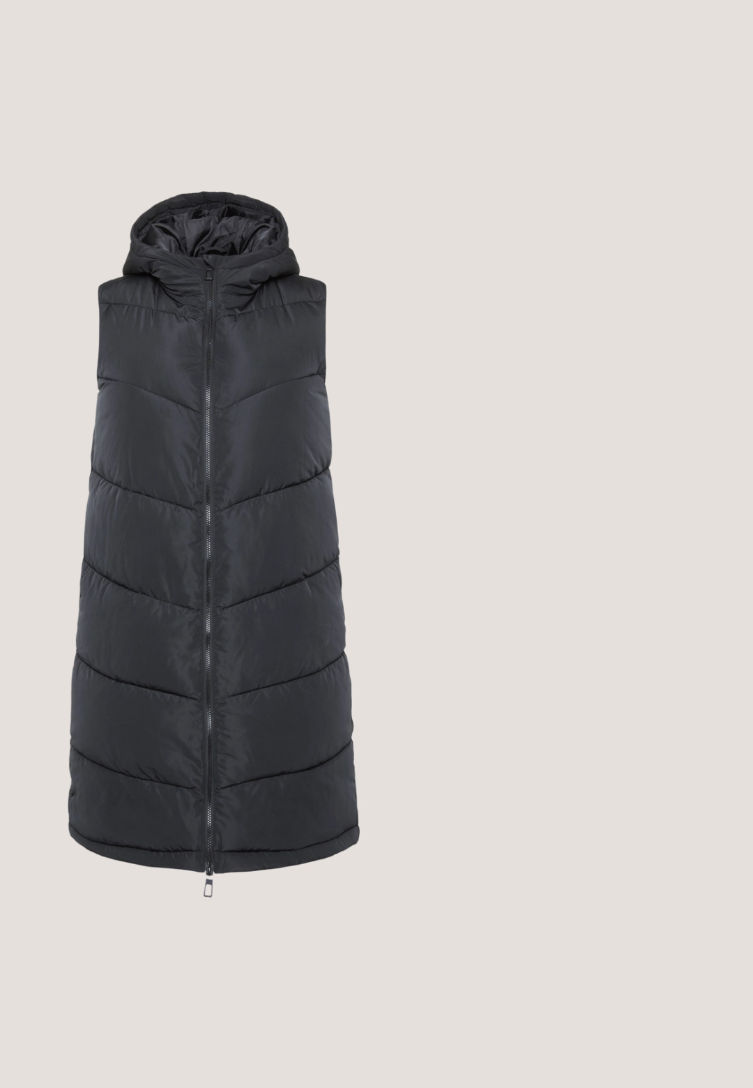 Schwarze kapuzengefütterte Steppweste mit durchgehendem Reißverschluss, ausgestattet mit einem gesteppten Design, glatter Textur und knielangem Schnitt.; Burgunderfarbener, ärmelloser Rollkragenpullover aus weichem, elastischem Stoff; verfügt über einen hohen Kragen und eine glatte Textur ohne Muster oder Akzente.; Schwarze Leggings mit glatter Textur, hoher Taille und enganliegender Form. Verfügt über subtile seitliche Details entlang der Nähte.; Schwarze Leder-Stiefelette mit Blockabsatz, die auf einer Holzbank im Freien steht, mit Gras und weißen Steinen im Hintergrund.; Schwarze Handtasche mit Krokodilstruktur, zwei Griffen, abnehmbarem Riemen und einem goldfarbenen rechteckigen Verschluss auf der vorderen Klappe.; Runde, polierte Silbermanschettenknöpfe mit glatten, reflektierenden Oberflächen und einem schlichten Design, das eine minimalistische Ästhetik präsentiert.