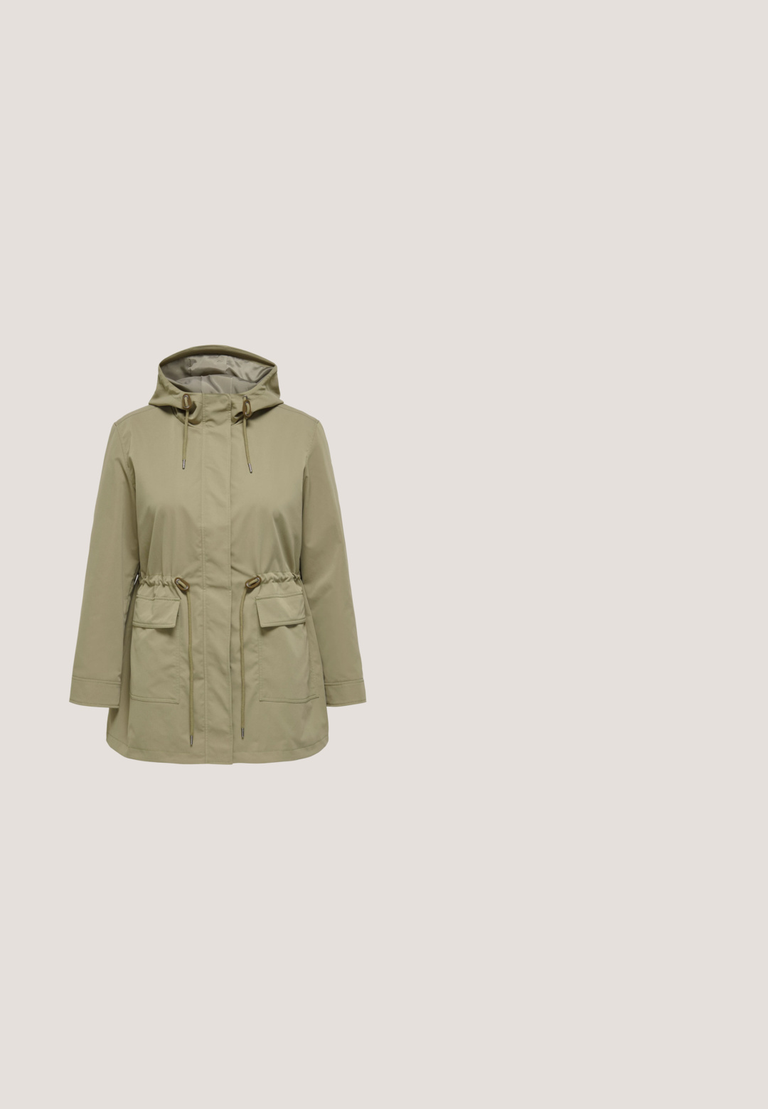 Lichtbeige capuchonjack met lange mouwen, voorzakken met kleppen en verstelbare trekkoorden bij de taille en capuchon.; Groene trui met zwarte chevronstrepen. Ronde halslijn, lange mouwen en een zachte textuur. Rechte zoom met lichte zijsplitten.; Donkergroene, losvallende cropped broek met een elastische tailleband en zichtbare naaddetails aan de voorkant.; Bruine leren enkellaars met elastische zijpanelen, stevige zwarte rubberen zool en een lus voor gemakkelijk aan- en uittrekken. Gladde textuur en modern ontwerp.; Donkergroene rechthoekige crossbodytas met voorflap, klein zakje en verstelbare riem met zilveren gesp.; Twee paren zilveren oorbellen in de vorm van hoepels met een licht geslagen structuur op een witte achtergrond.