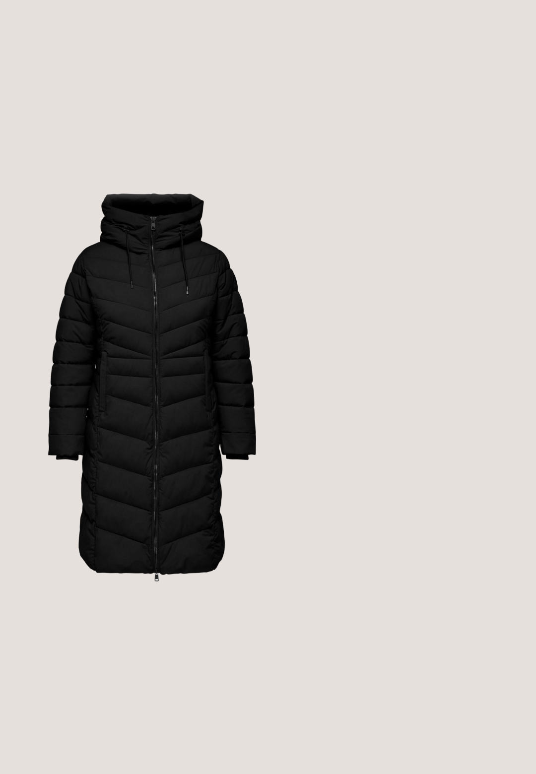 Abrigo acolchado negro con capucha, que presenta un cierre de cremallera en la parte delantera, mangas largas, patrón de acolchado en forma de chevrón y bolsillos laterales.; Jersey negro de pullover con textura acanalada, escote ancho y mangas largas ligeramente abullonadas. Fabricado en una tela suave y elástica.; Jeans ajustados negros de mezclilla, con una cintura de altura media, diseño de cinco bolsillos, cremallera frontal y una textura suave.; Botín negro de cuero con tacón grueso y acabado liso, perfil lateral sobre fondo blanco.; Bolso hobo de cuero negro con una superficie lisa y texturizada. Presenta una correa ancha y una forma redondeada y relajada con un detalle de costura central.; Tres cadenas de plata de diferentes longitudes. La cadena superior es de un estilo delgado tipo serpiente, y la inferior presenta un diseño de cuentas. Todas son brillantes y suaves.