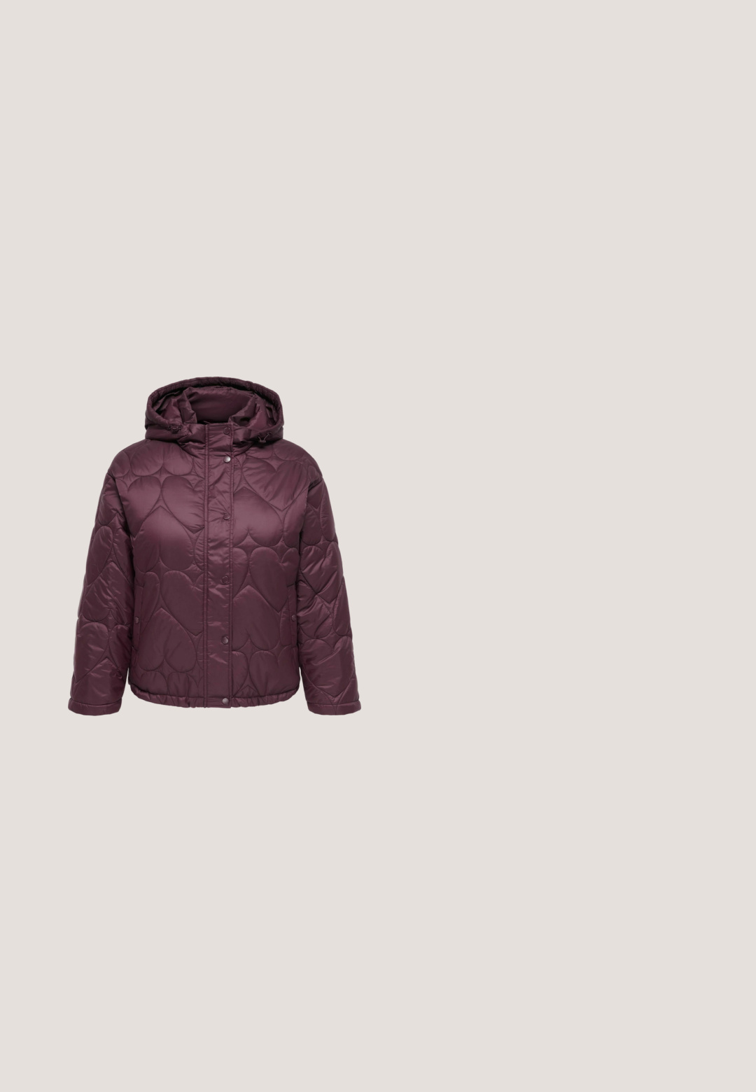 Veste matelassée violette avec coutures en forme de cœur, boutons-pression sur le devant, manches longues, et capuche attachée.; Pull bordeaux à manches longues avec col en V, poignets et ourlet côtelés, présenté sur un fond gris clair uni.; Jeans en denim bleu évasés avec une finition de lavage moyen, dotés de cinq poches, d'une fermeture à bouton à l'avant et de détails brodés le long des coutures.; Bottine en cuir bordeaux avec des panneaux latéraux en élastique, bout rond et un talon épais noir, avec une languette à l'arrière.; Sac fourre-tout bordeaux à la forme structurée, en matériau synthétique texturé, avec deux longues poignées et des accents en métal doré. Logo de la marque en bas.; Collier doré avec trois pendentifs irréguliers en forme de galets lisses sur une chaîne fine avec fermoir réglable.