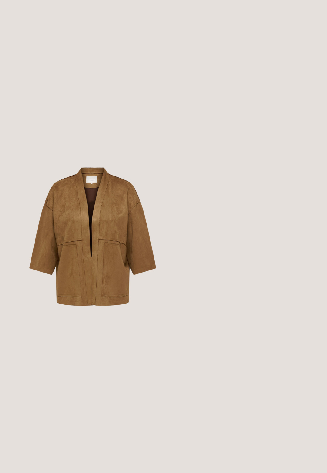 Chaqueta de ante marrón con apertura frontal, mangas anchas y grandes bolsillos delanteros, con un diseño minimalista sin cuello.; Vestido beige de canalé con un escote redondo alto y mangas largas abullonadas. Textura suave, corte a la altura de la rodilla y detalles sutiles de patrón vertical.; Bota de cuero marrón hasta la rodilla con punta redonda, detalles de hebilla y un tacón cuadrado texturizado. La suela de goma ofrece tracción.; Gafas de sol cuadradas de carey con lentes gradientes marrones y logo "QUAY" en las lentes y las patillas, mostradas sobre fondo blanco.; Bolso de hombro Guess marrón con correa ajustable y detalle de cinturón frontal con pequeña hebilla dorada sobre fondo blanco.; Anillo de banda dorada incrustado con tres filas de pequeñas gemas marrones, con un grabado interior que dice "GUESS."