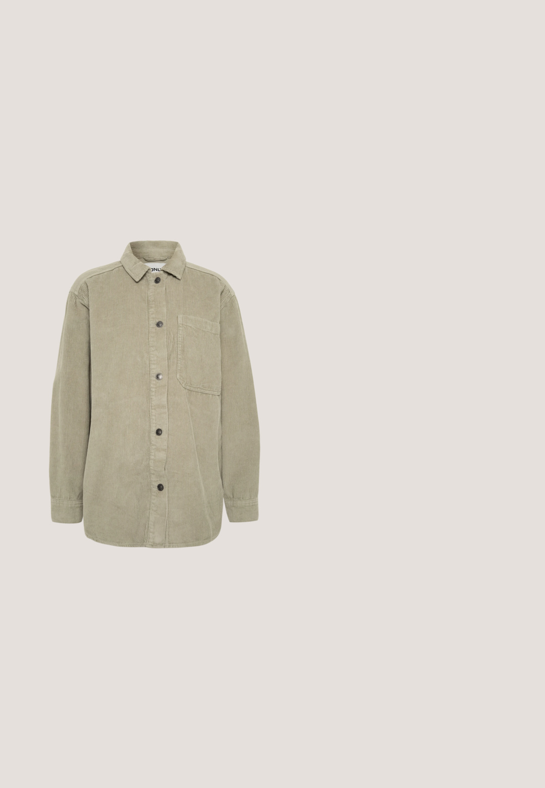 Chemise en velours côtelé vert olive avec un devant à boutons, un col pointu et une poche poitrine. Présente une texture en côtes verticales et des boutons noirs.; T-shirt marron surdimensionné avec un grand motif coloré de papillon, le texte « WAVES » au-dessus, et le texte « Stadium Tour live concert » en dessous à l'avant.; Pantalons évasés marron en tissu doux semblable à du daim. Comprend quatre poches, une fermeture à bouton et une surface lisse et texturée.; Baskets plateformes marron et rose en matériau suédé et cuir. Elles disposent de lacets blancs, d'un design en vague et d'une semelle en caoutchouc texturé.; Sac banane en cuir brun foncé avec plusieurs fermetures éclair en or, chacune ornée d'un petit pendentif en forme de cœur.; Collier en chaîne d'argent avec un pendentif en forme de cœur poli moitié or, moitié argent, et un fermoir réglable avec une petite médaille ronde.