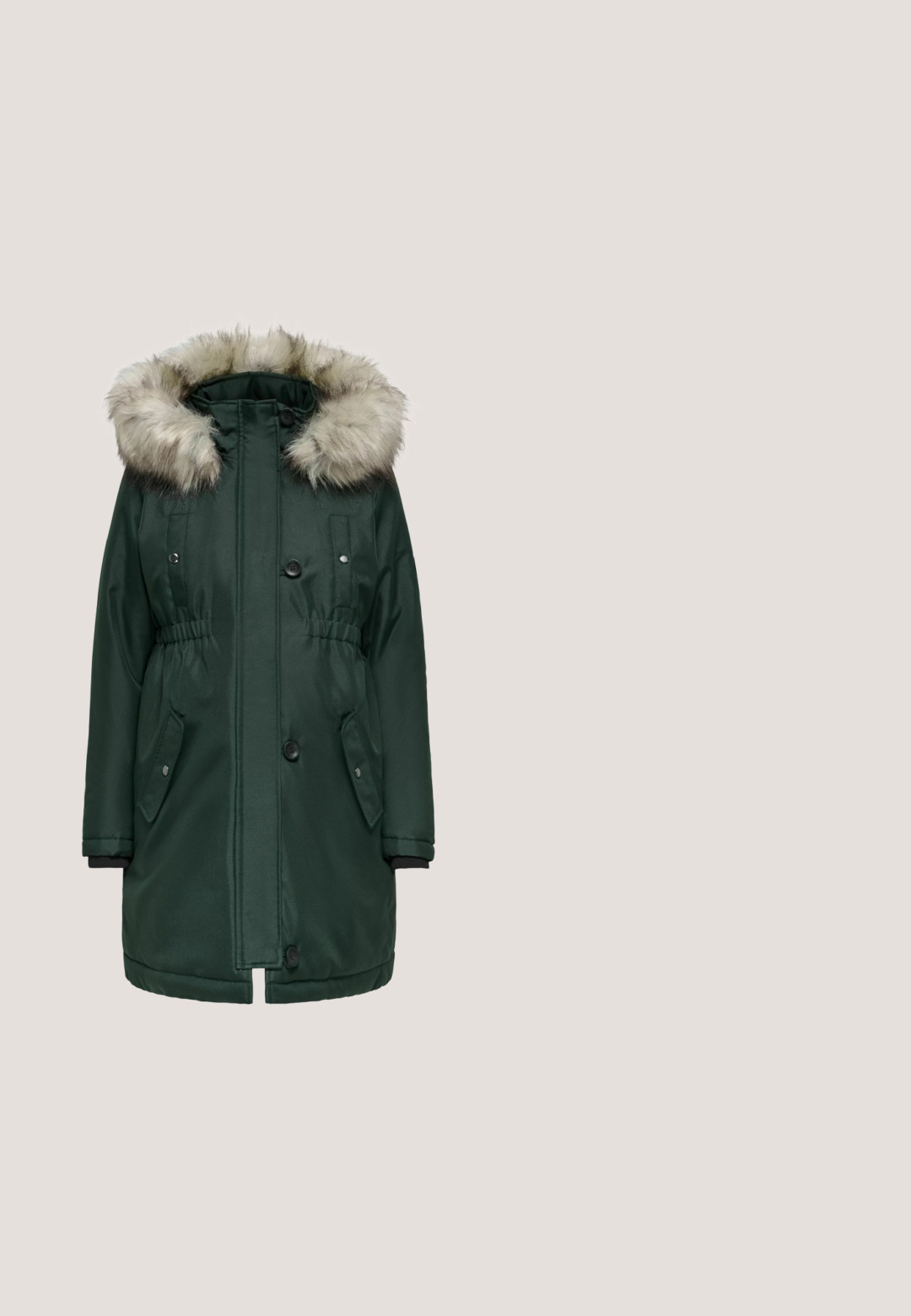 Parka verte avec une capuche en fausse fourrure, taille élastique, deux poches latérales, fermetures à boutons et tissu texturé.; Haut en polaire à manches longues de couleur crème avec encolure ronde et panneau avant superposé asymétrique.; Jeans en denim bleu clair avec une taille élastique grise, design à jambes larges et style traditionnel à cinq poches. Texture lisse avec un délavage passé.; Baskets basses en daim vert olive avec semelle en caoutchouc blanche et languette de talon blanche, présentant des lacets assortis verts et des détails de coutures latérales.; Sac cabas matelassé vert olive avec anses, avec une étiquette rectangulaire à l'avant et une bandoulière détachable orange vif à côté.; Boucles d'oreilles en argent en forme de cerceau, ornées d'une rangée de perles blanches sphériques et dotées d'une finition métallique polie, conçues pour créer une forme circulaire.