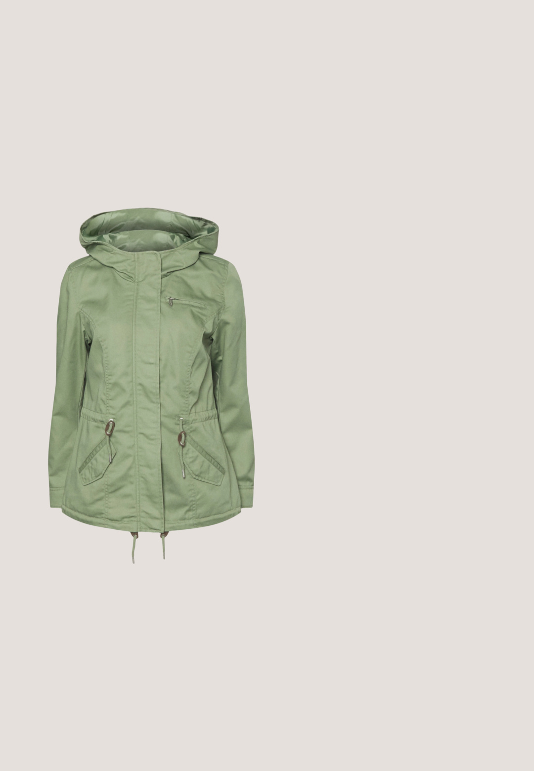 Veste verte claire avec capuche, dotée d'une fermeture éclair à l'avant, de deux poches latérales et de cordons de serrage ajustables à la taille et à l'ourlet. Texture lisse.; Haut vert olive à manches courtes avec un col en V et une coupe ample, présenté de face sur un fond blanc.; Jean skinny vert olive avec fermeture à quatre boutons en argent, poches avant et ourlet effiloché. Fabriqué en denim, conçu pour être ajusté.; Baskets en suede vert avec trois sangles velcro beiges et semelle en caoutchouc blanc. Présente un accent de talon texturé avec des motifs subtils.; Sac fourre-tout rembourré vert foncé avec de larges anses et un petit patch logo carré blanc centré près du bord supérieur.; Collier de perles blanches avec un fermoir en or délicat. Comporte un seul rang de petites perles polies, mettant en valeur une texture lisse et une forme uniforme.