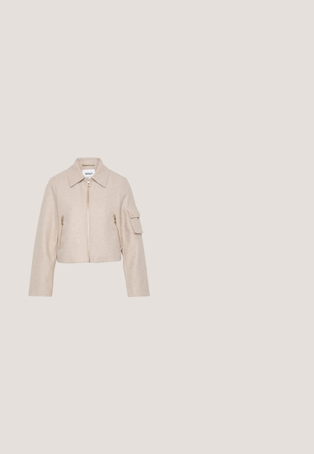 Chaqueta recortada beige con cuello, cierre frontal de cremallera y dos bolsillos con cremallera. La tela tiene una textura suave; presenta acentos de hardware dorado.; Camisa blanca corta con mangas cortas, con botones en el frente y un nudo atado en la cintura. Hecha de una tela suave y ligera.; Pantalones grises de pierna ancha hechos de una tela texturizada con una cinturilla elástica. Presenta un patrón sutil sin bolsillos ni cierre.; Zapatos de charol negro con punta cuadrada, que cuentan con dos correas ajustables con hebillas en el medio del pie y una suela plana y de bajo perfil.; Bolso de cuero negro con bordes redondeados, solapa asimétrica, cierre circular de metal y correas de hombro cortas y largas.; Pendientes de plata en forma de corazón, presentando un corazón más grande debajo de uno más pequeño. Superficie lisa y reflectante con un acabado pulido.