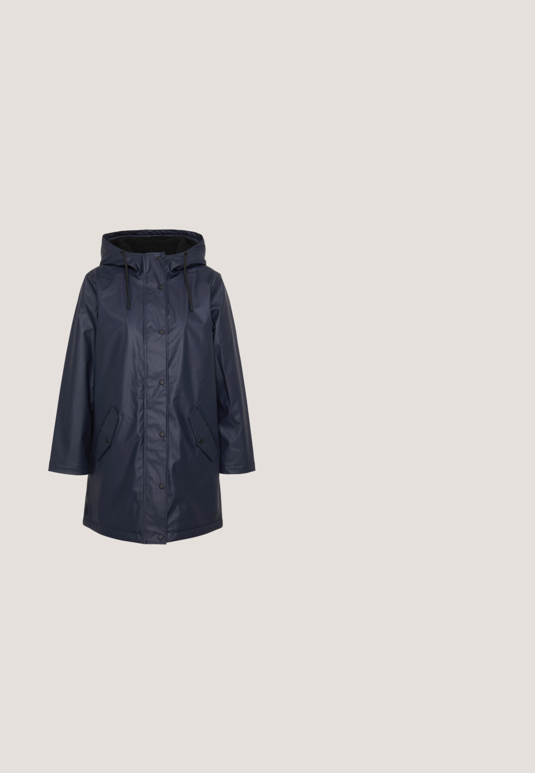 Chaqueta impermeable azul marino con capucha, que presenta botones a presión, cordón ajustable y bolsillos laterales. Textura suave, diseño de longitud media.; Camiseta de algodón negra con un diseño floral que presenta flores amarillas y blancas, y el texto "sin lluvia, no hay flores" centrado debajo del diseño.; Leggings negros hechos de una tela suave y elástica. Tienen un ajuste ceñido con una cintura elástica y una textura suave y mate.; Zapatilla Nike Air Max en tonos beige y marrón, con una parte superior texturizada con estampado de piel de serpiente, collar acolchado y amortiguación visible de aire.; Bolso cubo de tela acolchada en negro y gris, con cierre de cordón y herrajes plateados. Superficie texturizada con patrón de diamantes.; Pendientes de aro en oro y plata con un acabado metálico mixto, que presentan un diseño curvado y suave, y un cierre sin costuras.