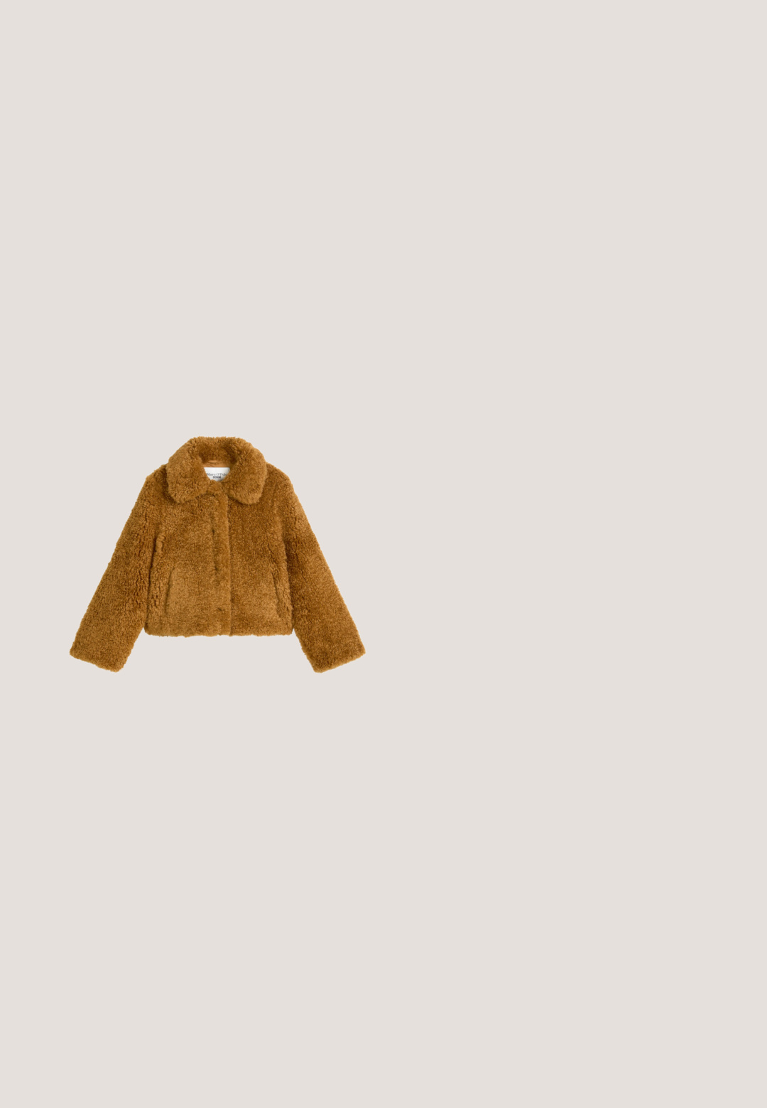 Bruine nepbont jas met een kraaghals, lange mouwen en een cropped ontwerp. Heeft een zachte textuur en geen zichtbare sluitingen.; Bruine gebreide cardigan met een opvallend kabelpatroon, open voorkant, lange mouwen en een gestructureerde afwerking. Zacht materiaal met een gezellige uitstraling.; Geribd shirt met lange mouwen in een warme oranje kleur, met een hoge halslijn met geplooide rand en een licht gebogen zoom.; Bruine corduroy flared broek met ribbelstructuur, sluiting met knoop aan de voorkant en twee achterzakken.; Bruine suède enkellaarzen met een ronde neus, laag uitgesneden ontwerp en een gestructureerde rubberen zool met een lichte plateauzool en een trekhaak.; Beige schapenvacht handtas met een bruine leren band. Bevat een vergulde sluiting en een gestructureerde stof, rechthoekige vorm en met flapontwerp.
