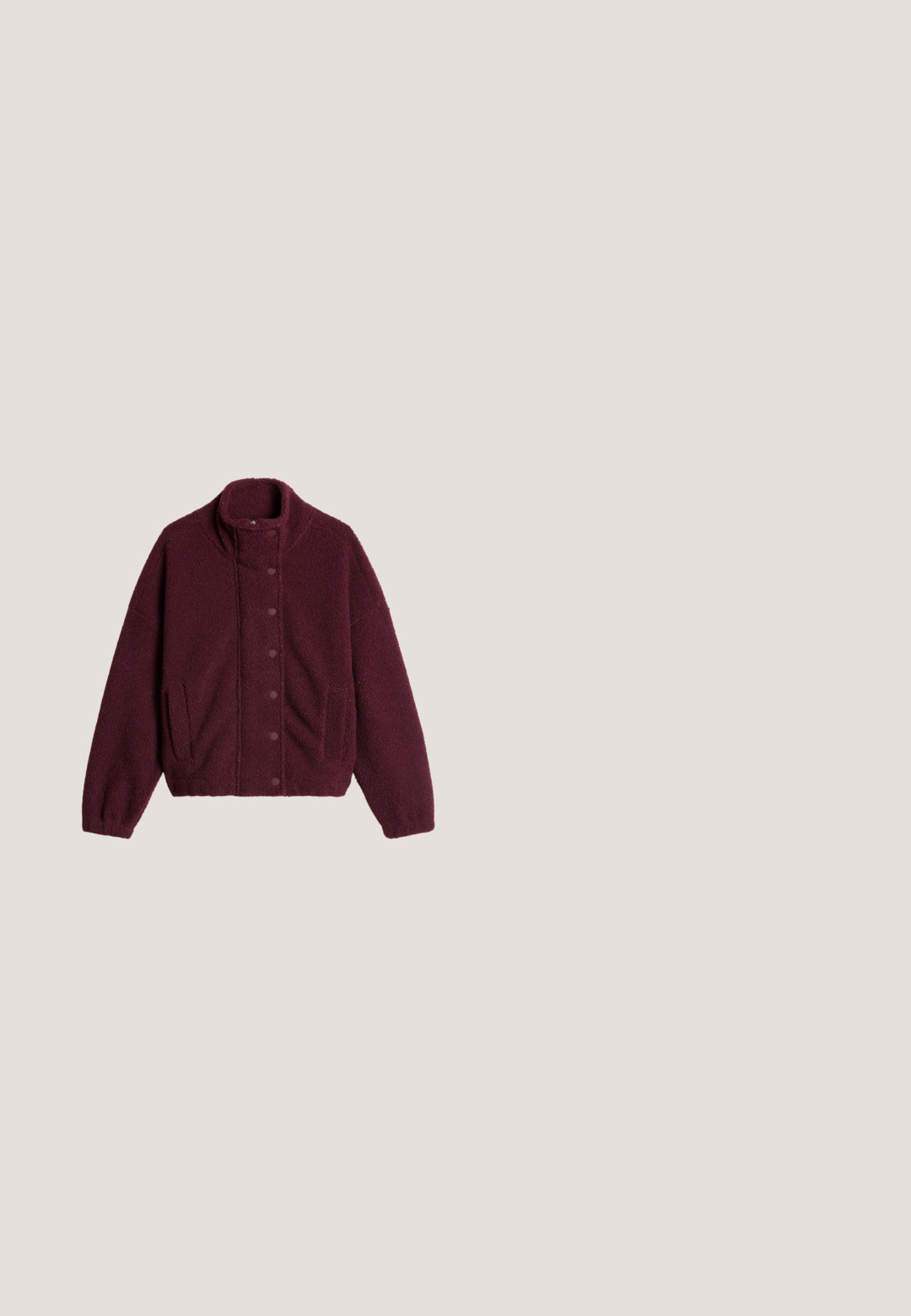 Pruimkleurig fleecevest met lange mouwen, drukknoopsluiting aan de voorkant en twee zijzakken, afgebeeld op een witte achtergrond.; Bordeaux coltrui, gebreid, met ribbeldetails op de kraag en manchetten, met een boxy vorm en een zachte textuur.; Hogewaisted, wijde broek in diep pruim met twee knopen op de tailleband en zijzakken, plat weergegeven op een witte achtergrond.; Rode leren enkelboot met een spitse neus en een blokhak. Heeft een subtiele glans en een zwarte binnenkant met een ritssluiting aan de zijkant.; Donkerbruine leren totebag met twee schouderbanden en een aangehecht passend etui met rits tegen een effen lichte achtergrond.; Oorbellen met goudkleurige afwerking, rode gemarmerde kralen en gestructureerde ringen. Bevat twee stijlen: gebogen ontwerpen en een kralenaccent, allemaal met een glanzende afwerking.