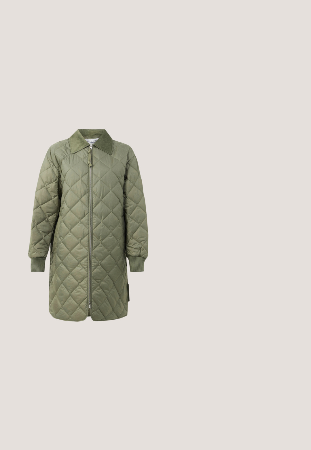 Quiltet lang frakke i olivengrøn, med lynlås foran, nedslået krave, ribbede manchetter og diamantmønster over hele stoffet.; Olivengrønt pullover-sweater lavet af blødt, struktureret stof. Klassisk rund hals, lange ærmer og ribkant. Enkel, alsidig design.; Sorte bukser med vide ben og elastisk talje, lavet af blødt stof. Glat tekstur uden mønstre eller dekorationer, velegnet til afslappet brug.; TOM TAILOR Sneakers - white/mint; Oliven grøn læder tote taske med dobbelte håndtag, glat tekstur og fire panel design. Forstærket syning langs sømmene for holdbarhed.; Sølv øreringe med en snoet rebdesign og en række klare sten langs kanten. Glat tekstur med en skinnende finish.