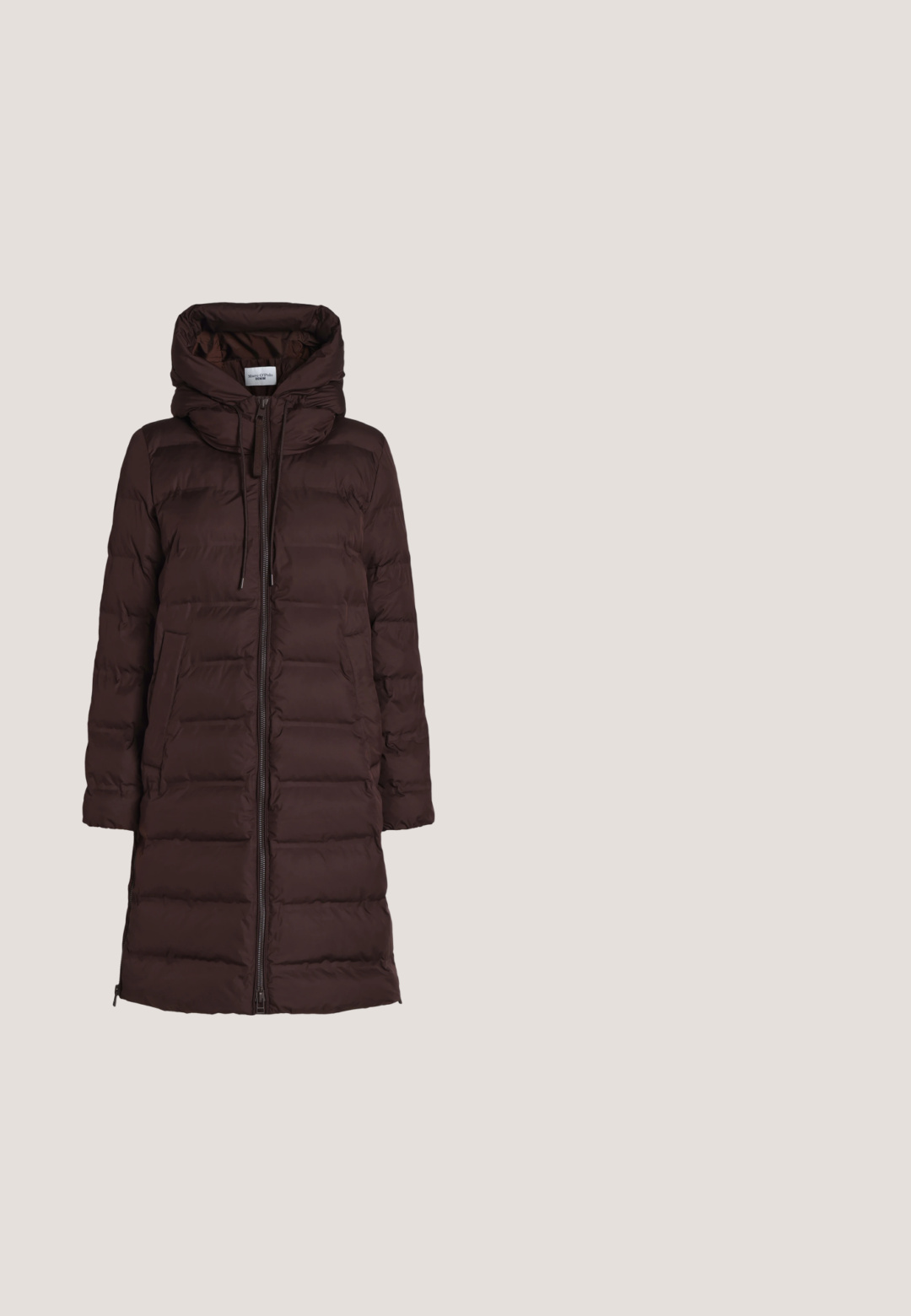 Long manteau matelassé marron foncé avec capuche, fermeture éclair sur le devant, poches latérales et cordon de serrage sur fond blanc.; Cardigan zippé flou marron foncé avec col haut, deux poches plaquées à l'avant et manches longues, sur fond blanc.; T-shirt marron ajusté à manches longues avec col rond et texture lisse, présenté sur fond blanc.; Pantalon noir léger à coupe droite, taille à cordon de serrage et texture lisse ; conçu pour le confort et la liberté de mouvement.; Baskets en suède marron avec des accents blancs, bout rond et semelle en caoutchouc. Présente des lacets et un détail de logo sur le côté. Finition texturée.; Sac fourre-tout marron en matière synthétique avec motif embossé. Comprend deux poignées, une bandoulière amovible et des accents métalliques dorés.